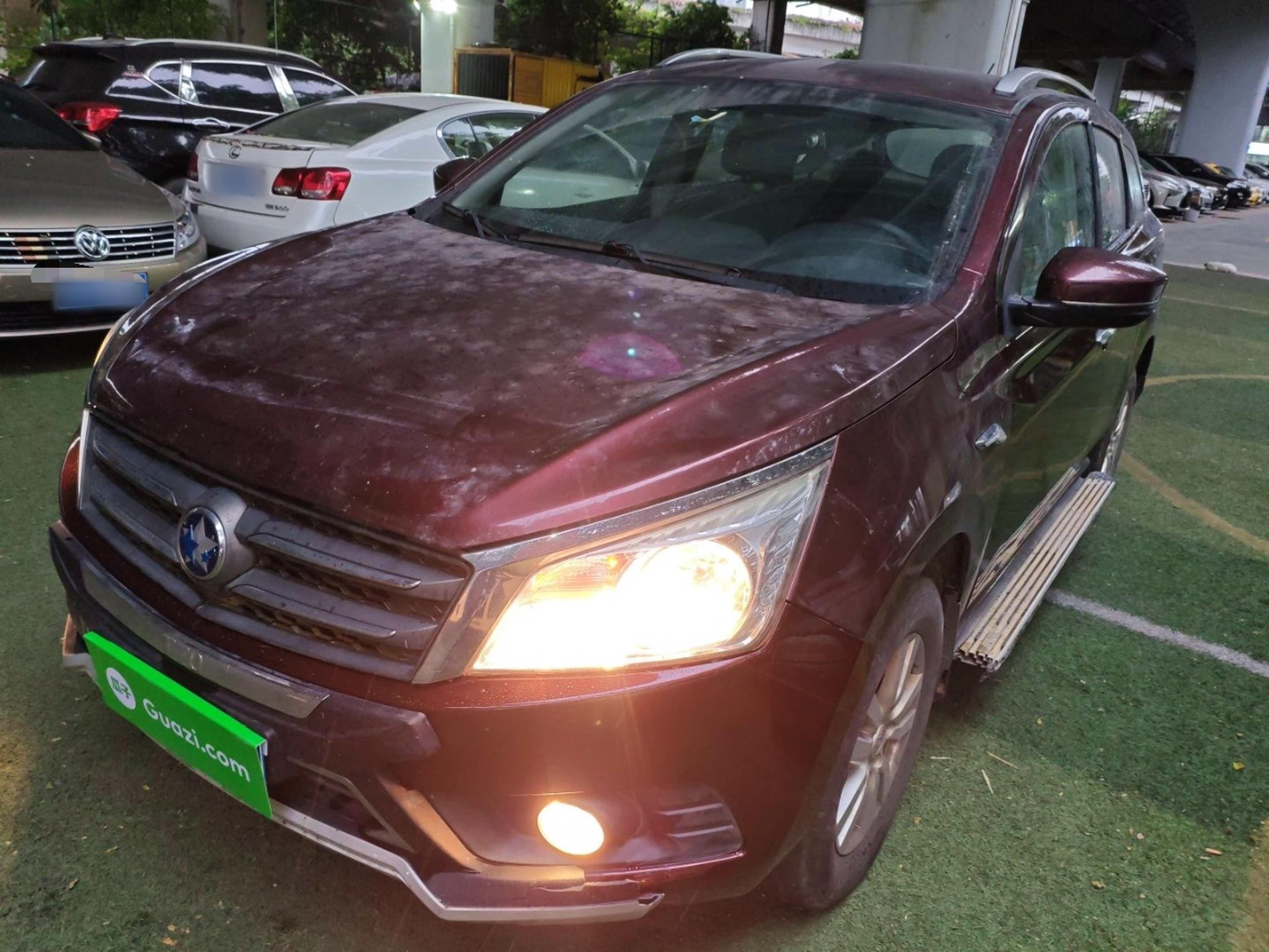 Под передней частью автомобиля