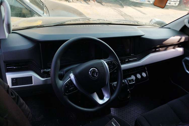 Used  Yufeng 2023 V9+ 2.0T Automatic Front-Wheel-Drive Short Wheelbase Mid-Roof Design—5/6-Seater
