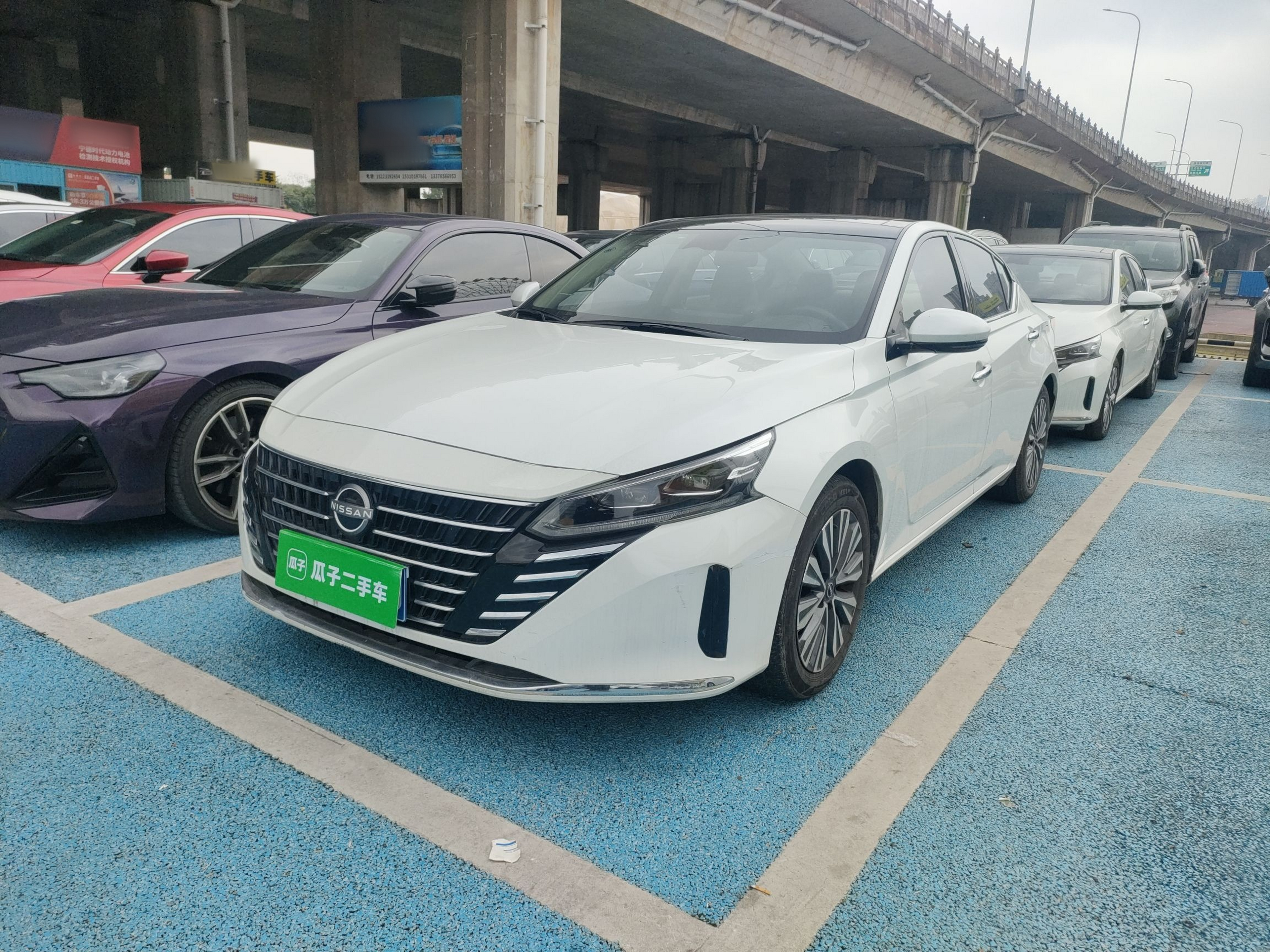 تحت مقدمة السيارة