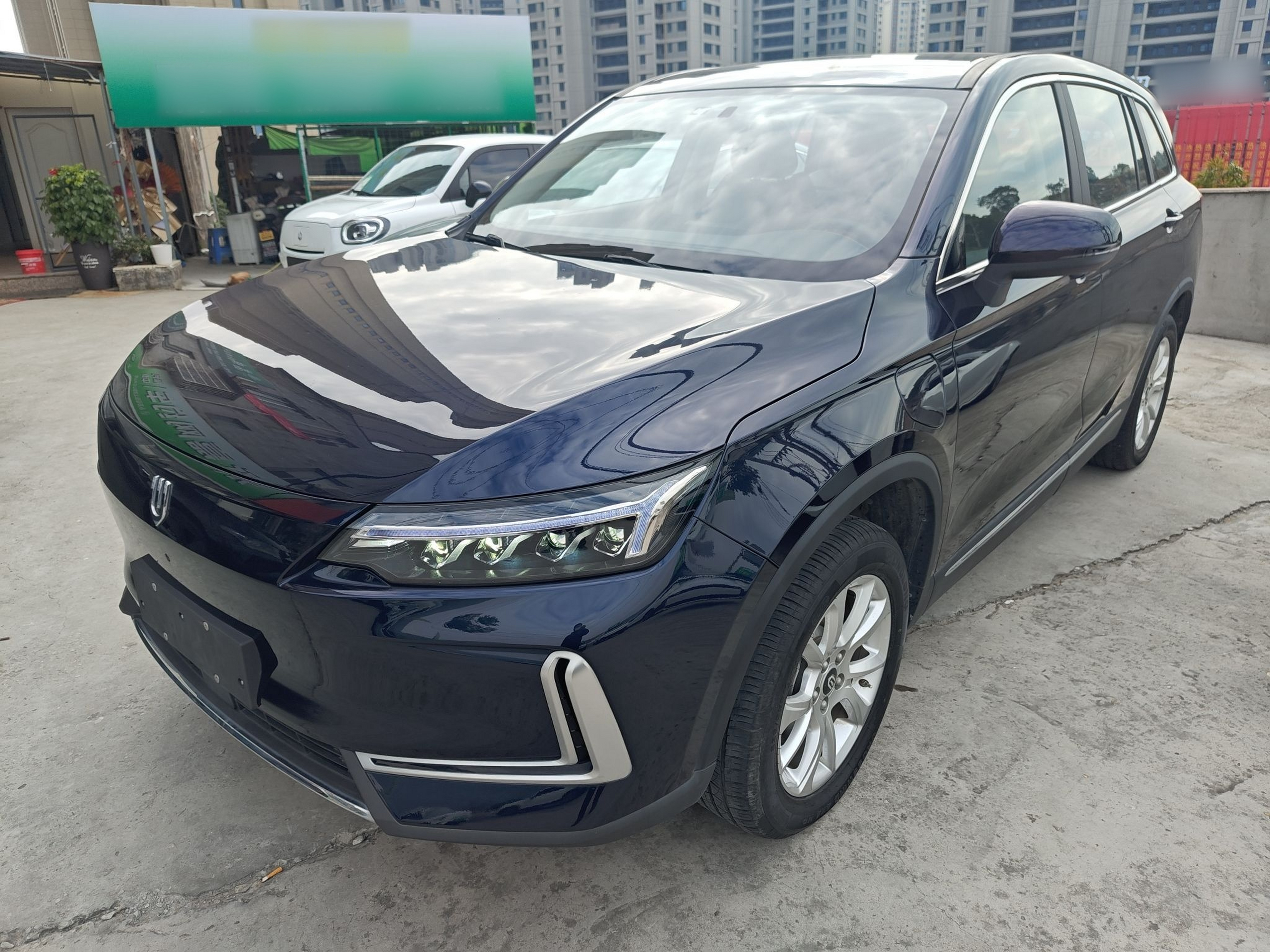 Под передней частью автомобиля