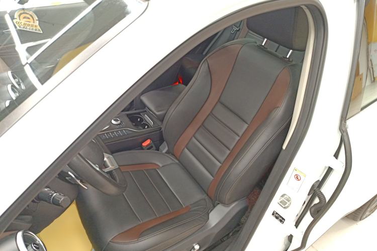 Used Wey VV5 2021 1.5T Two-Wheel Drive Color Pioneer
