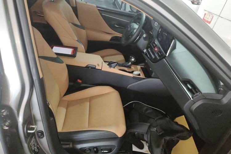 Used Lexus ES 2023 200 Excellence Edition
