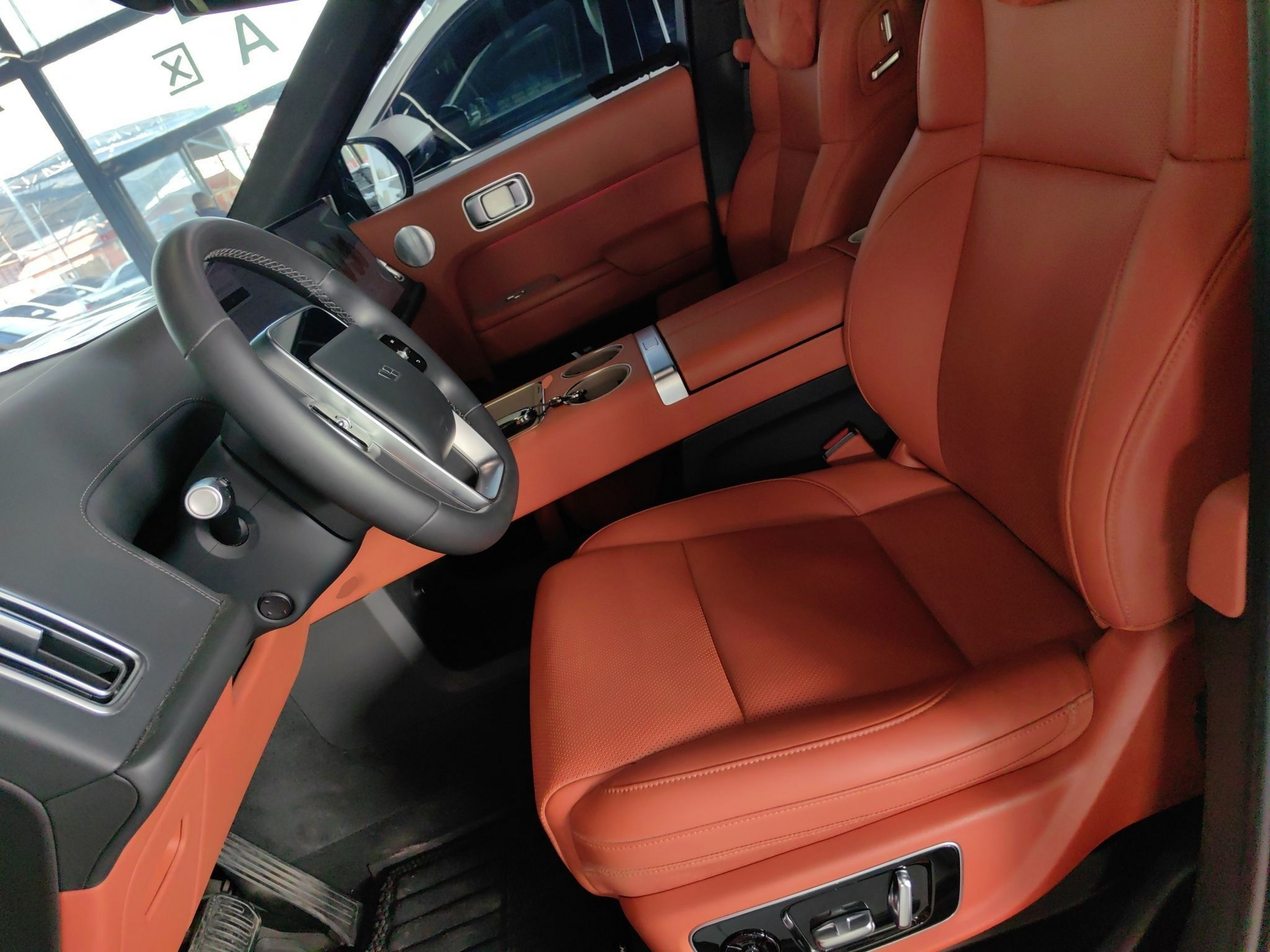 المقاعد الأمامية داخل السيارة