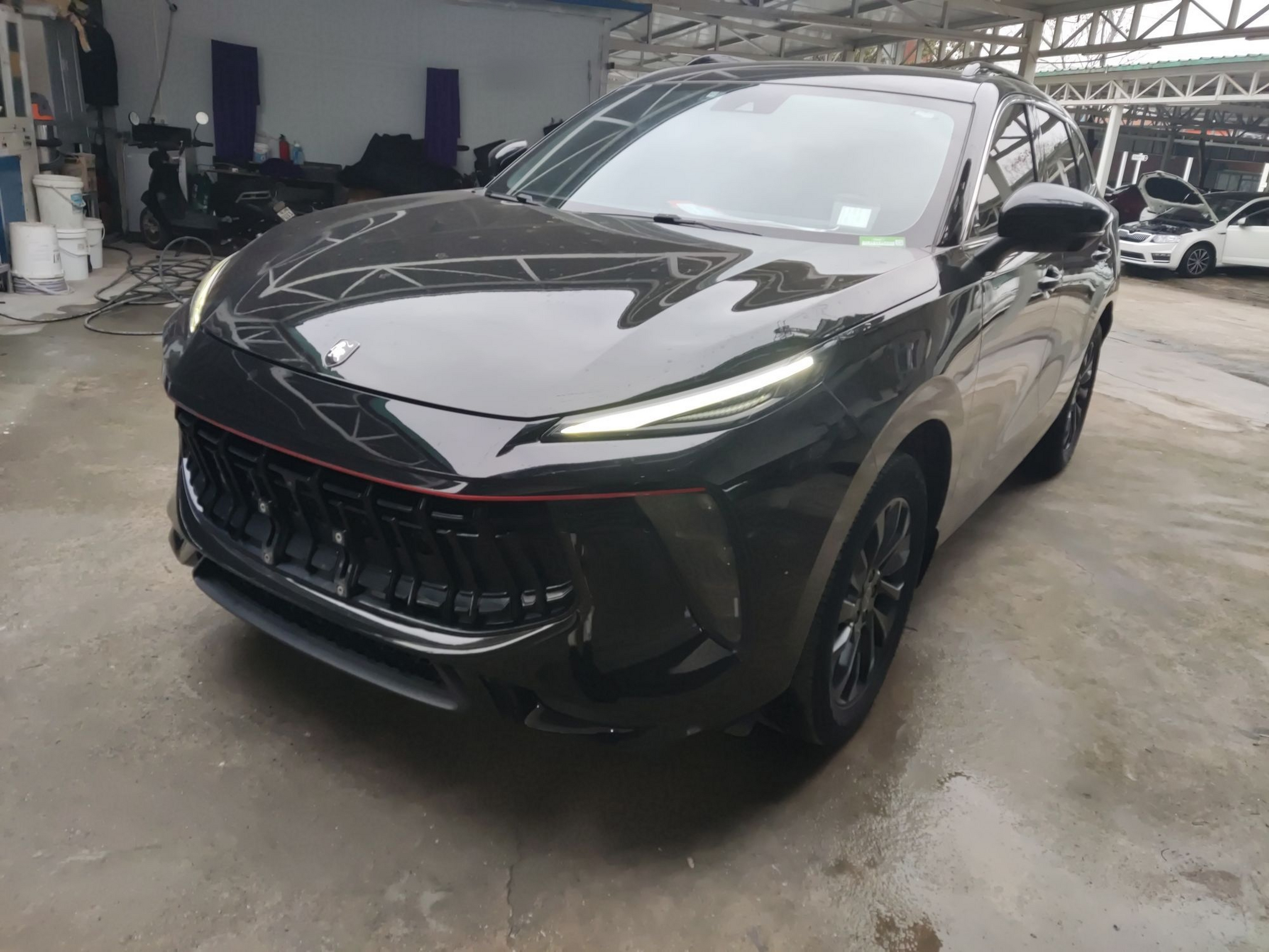 تحت مقدمة السيارة