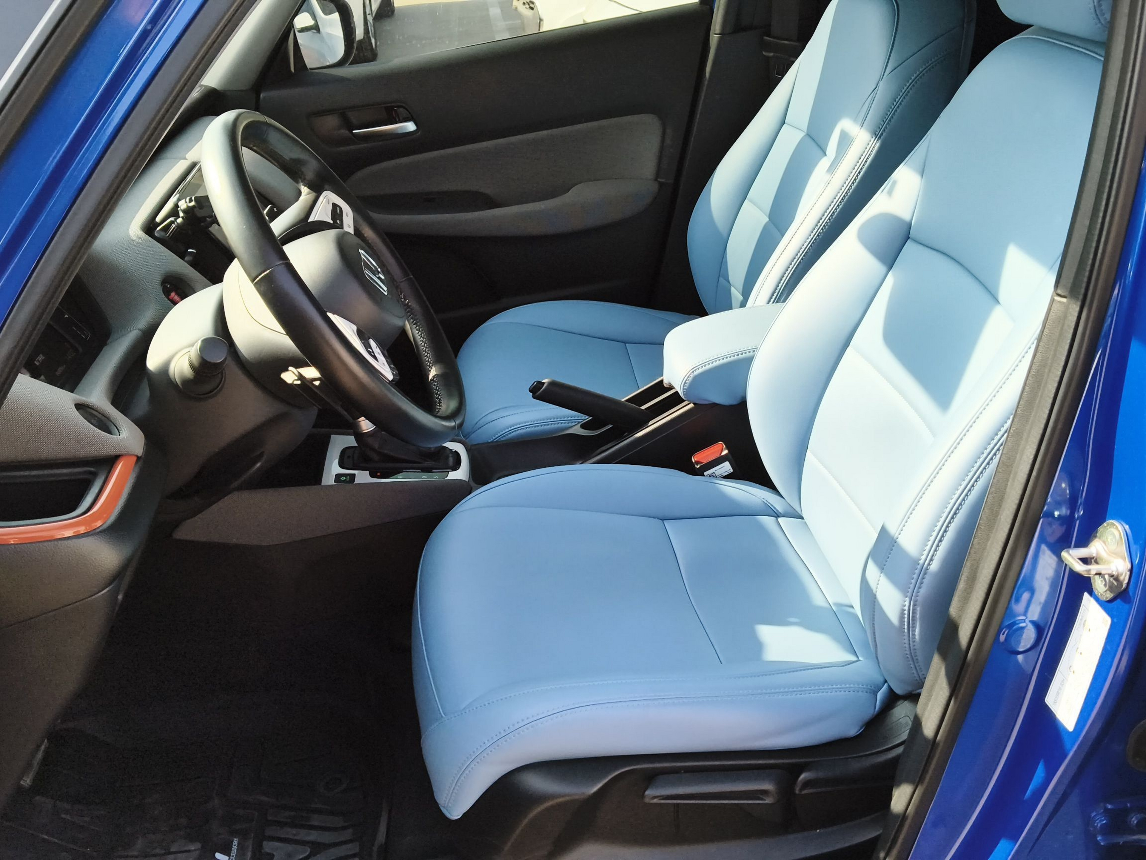 المقاعد الأمامية داخل السيارة