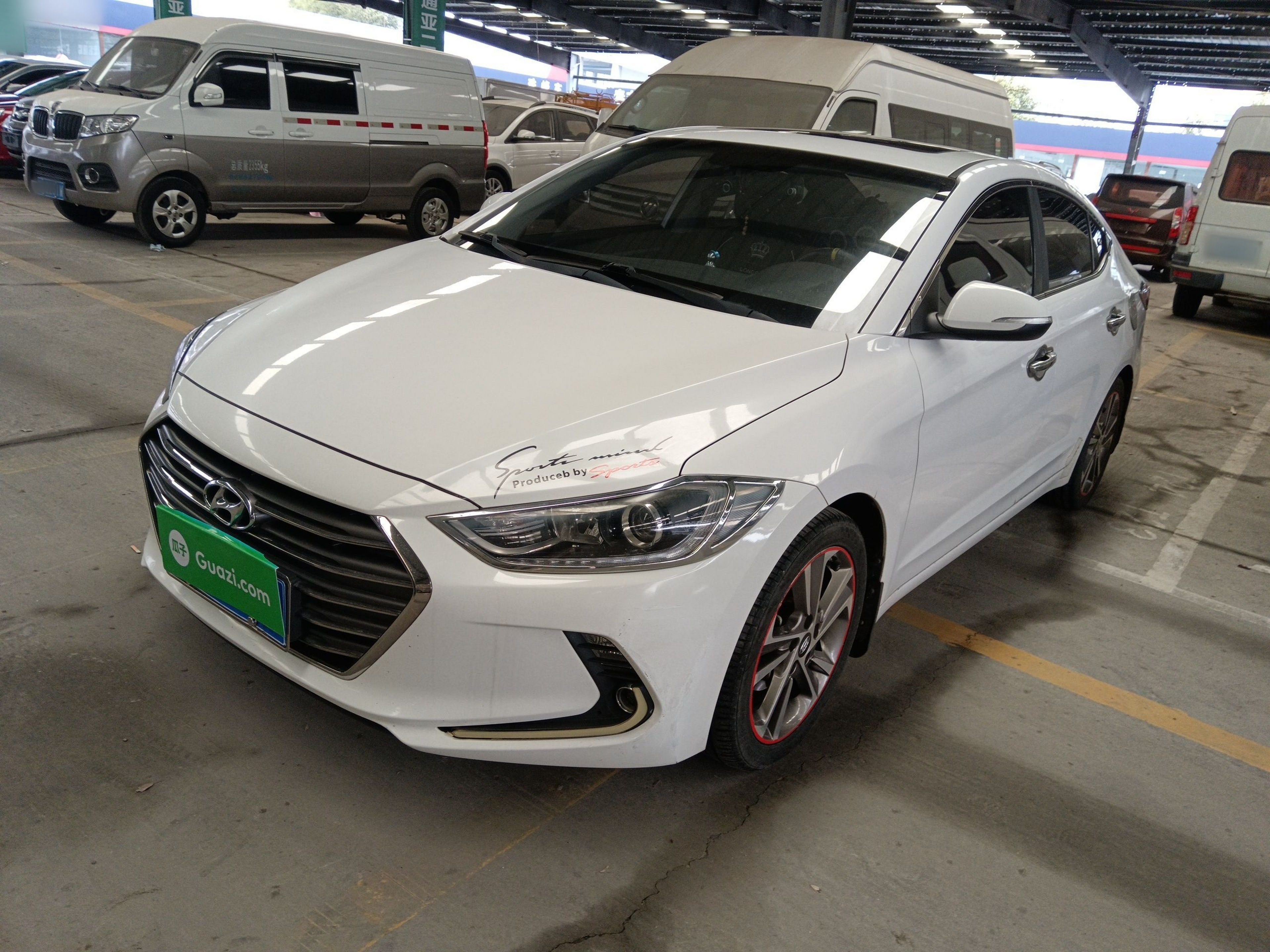 تحت مقدمة السيارة