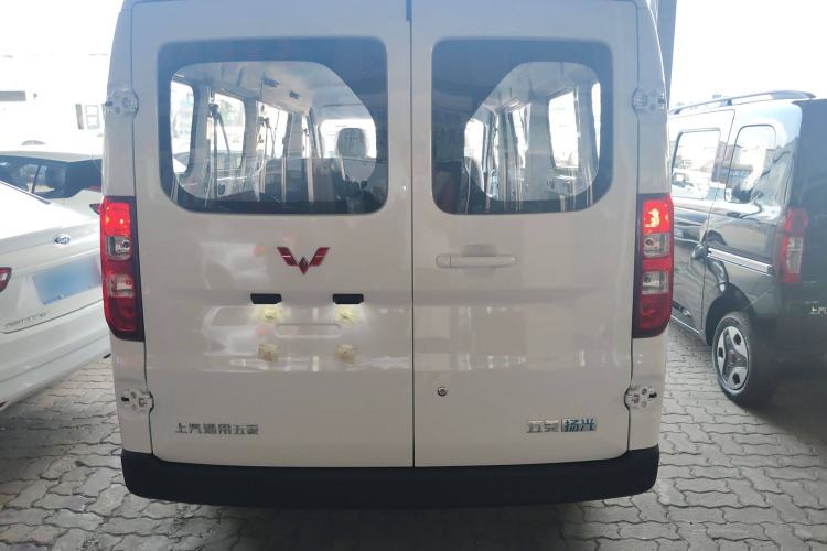 Used Wuling Yangguang 2024 300KM Comfort Version Passenger Van 75kW
