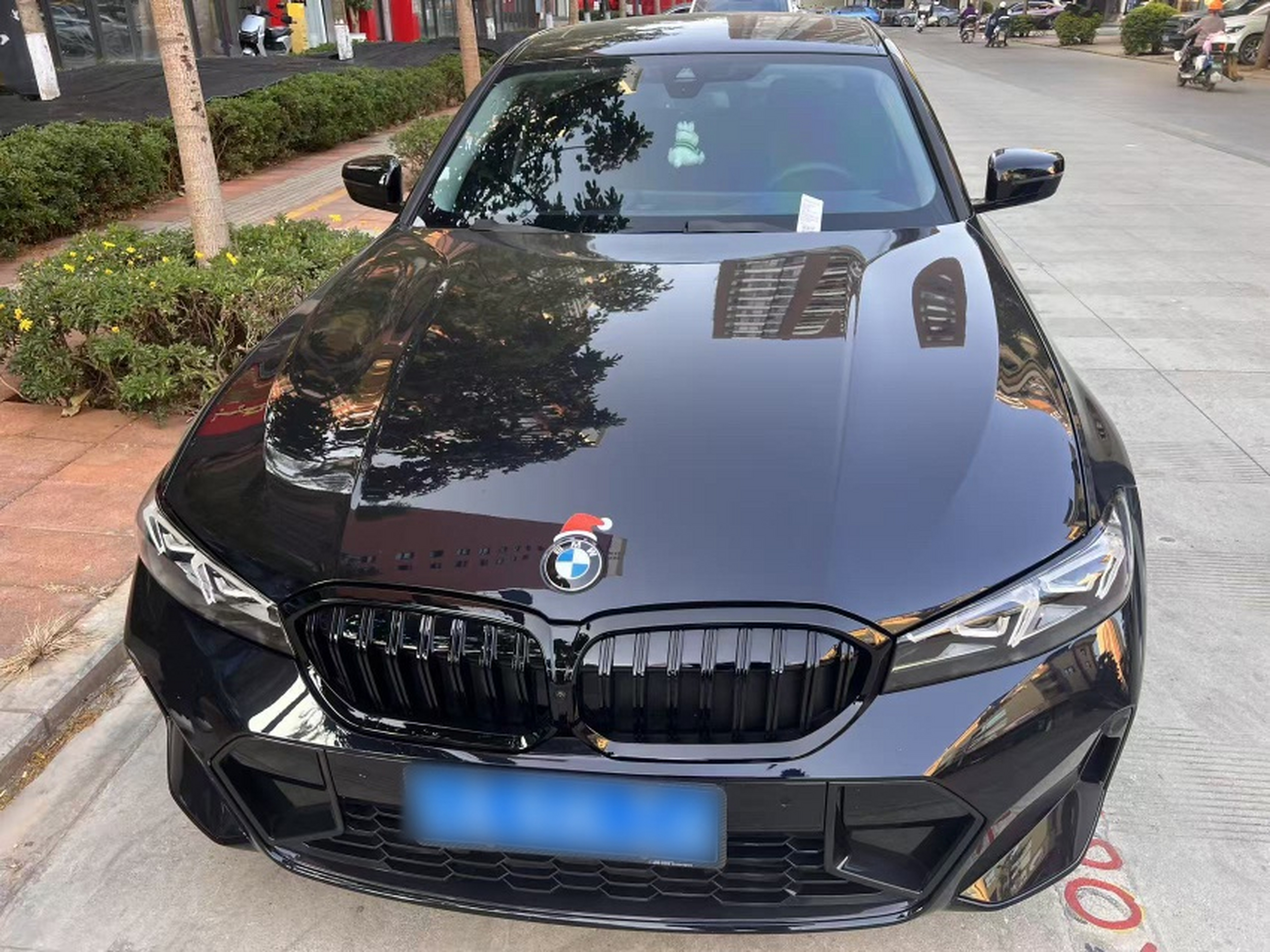 Под передней частью автомобиля