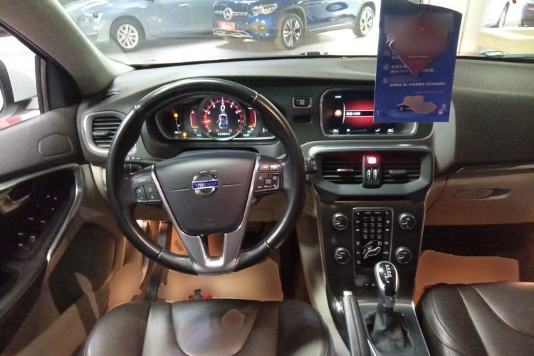 Used Volvo V40 2015 1.6T Zhiyi Edition
