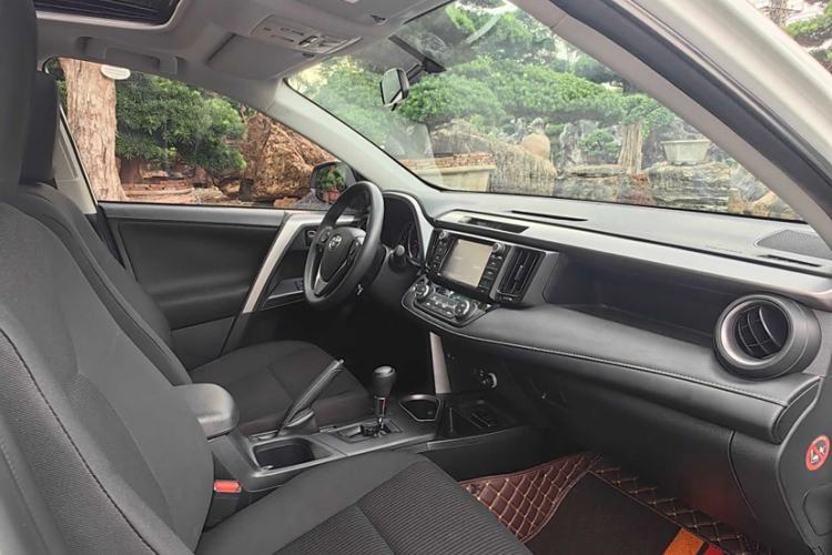 Used Toyota RAV4 2019 2.0L CVT Two-Wheel Drive Luxury Version China VI Standard
