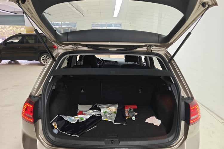 Used Volkswagen Golf 2017 1.6L Automatic Comfort Million-Vehicle Anniversary Edition
