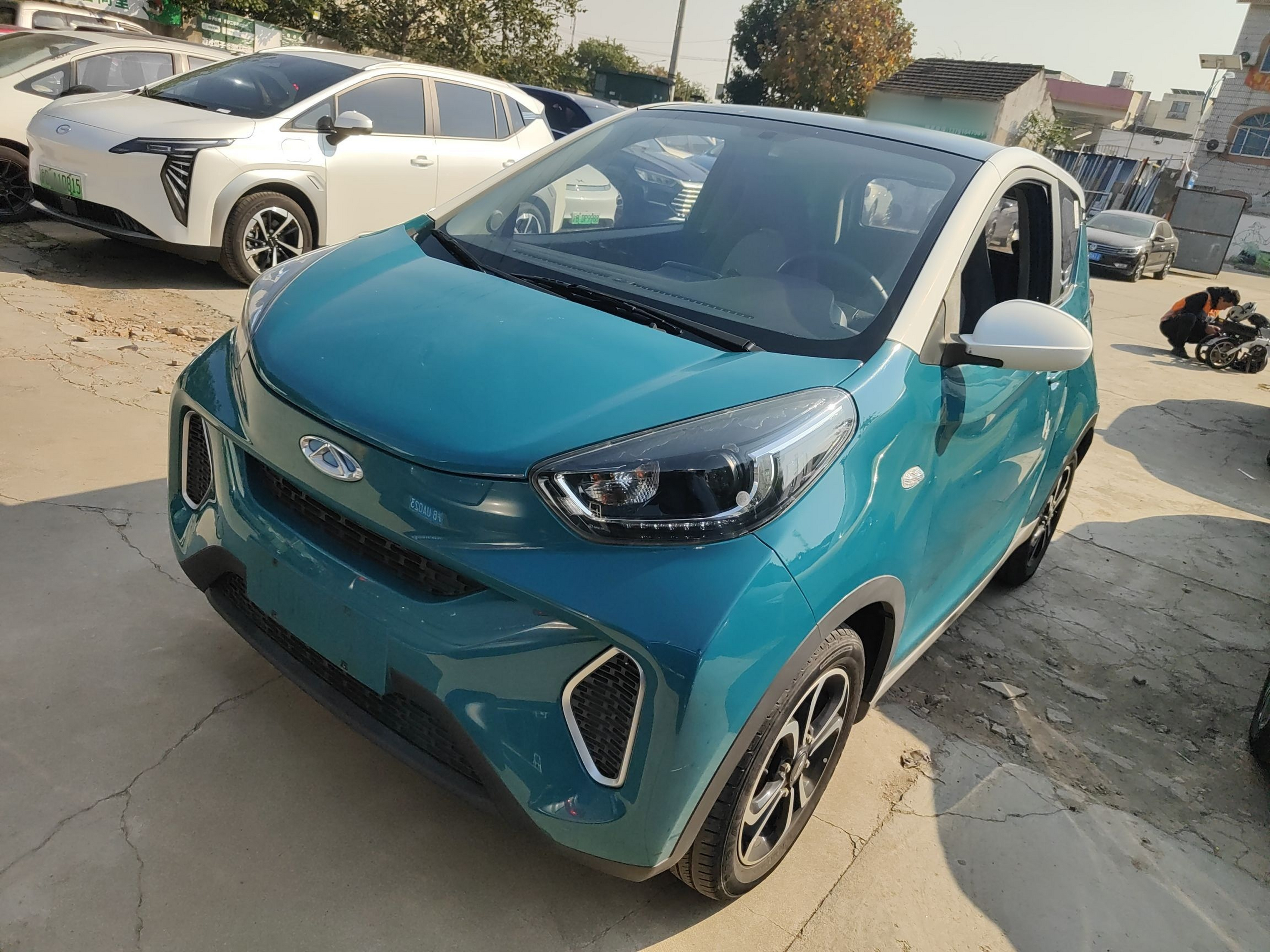 تحت مقدمة السيارة