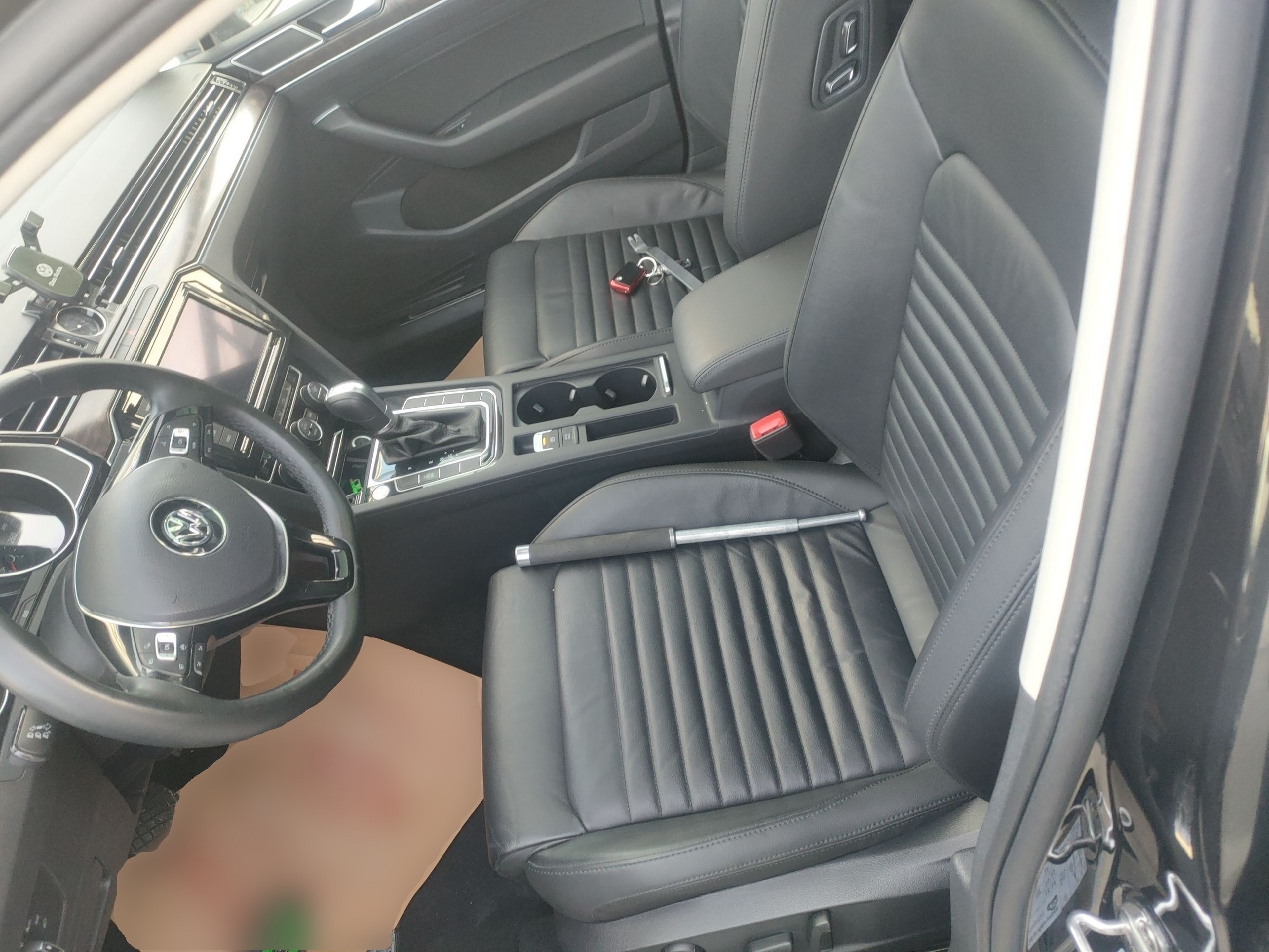 Переднее сиденье в автомобиле