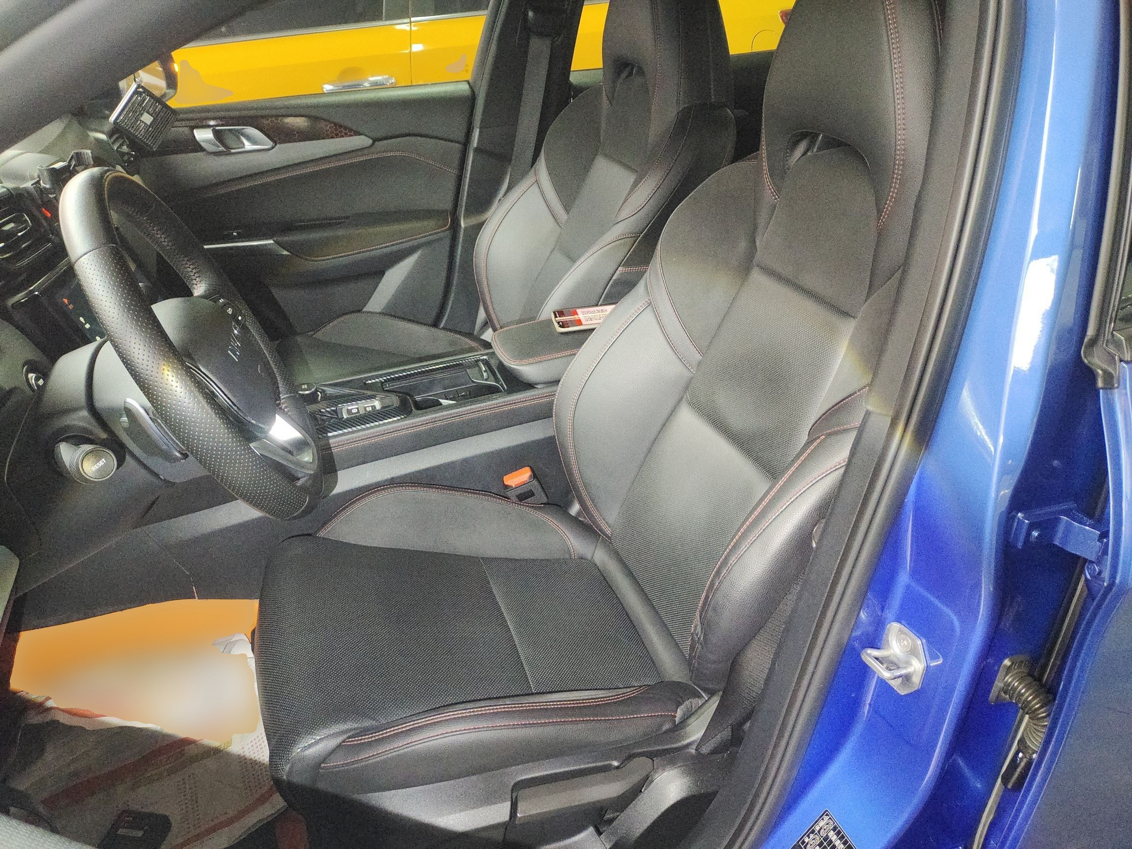 المقاعد الأمامية داخل السيارة