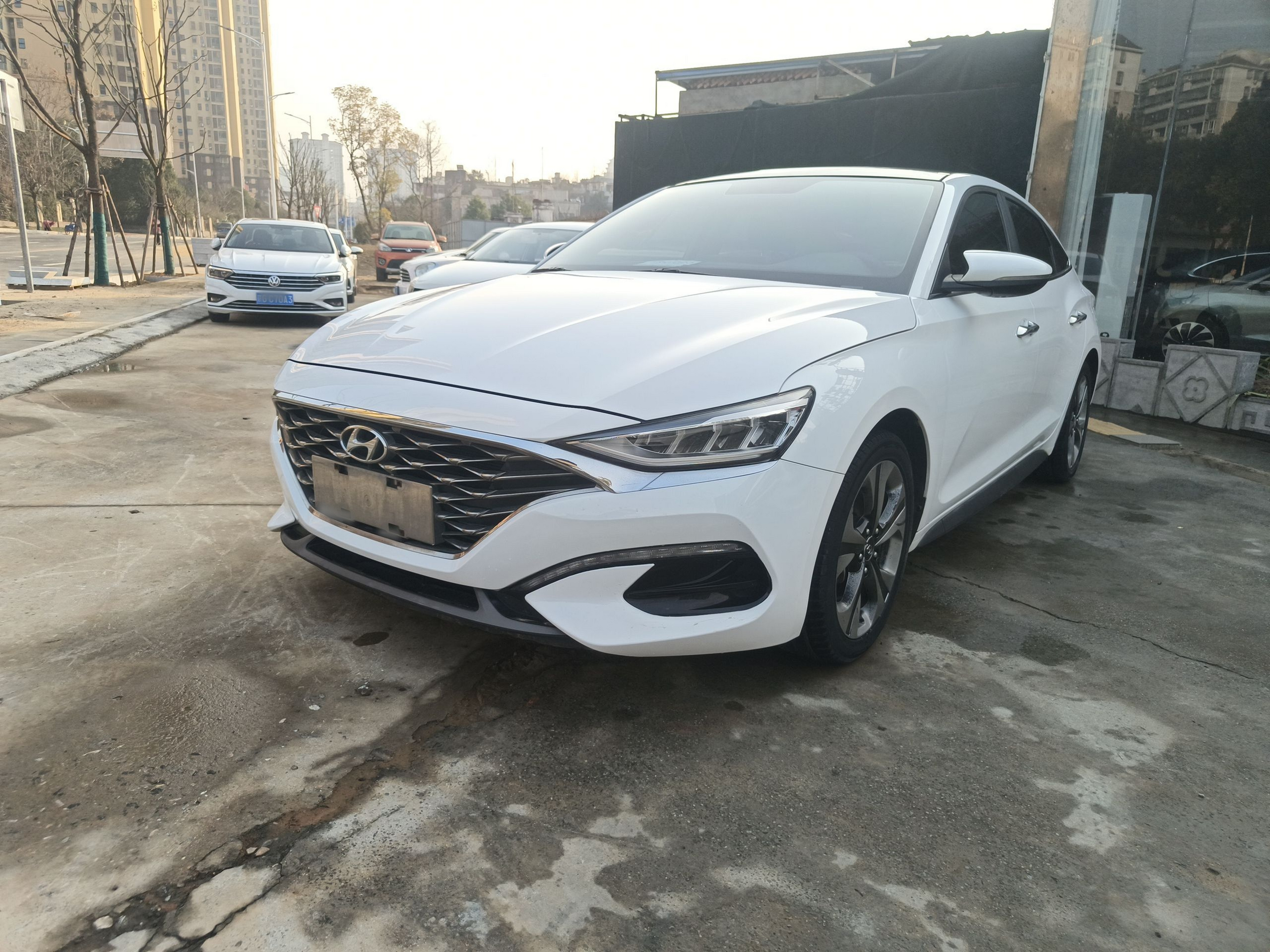 Под передней частью автомобиля