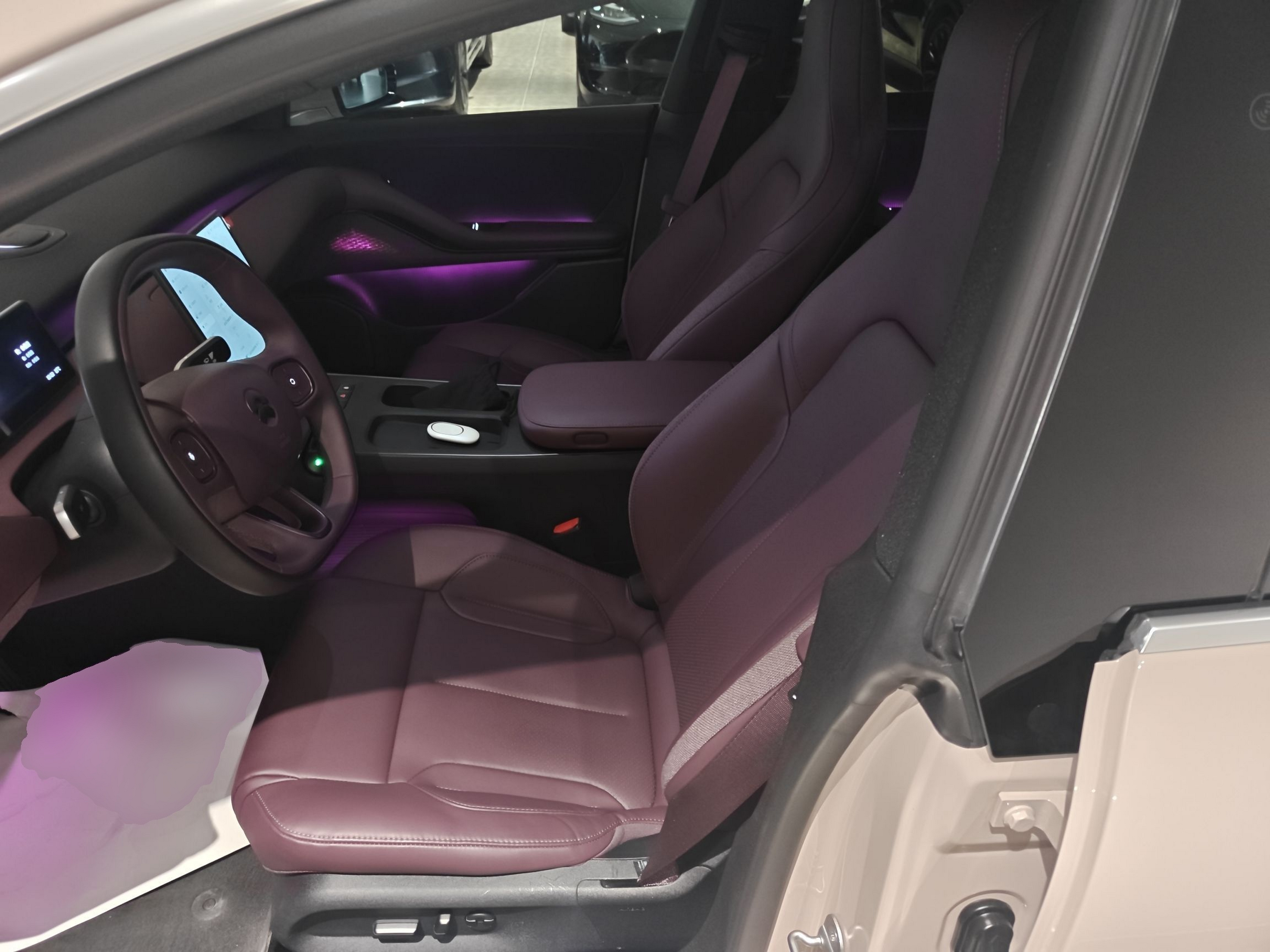 المقاعد الأمامية داخل السيارة