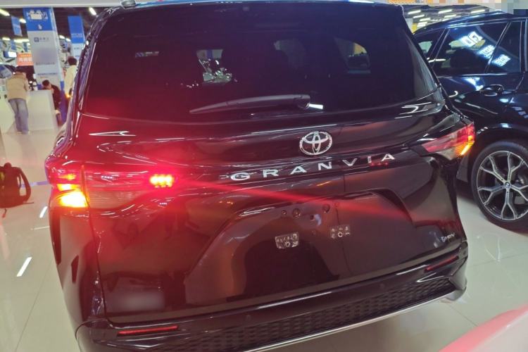 Used Toyota Granvia 2024 2.5L Hybrid Luxury Edition