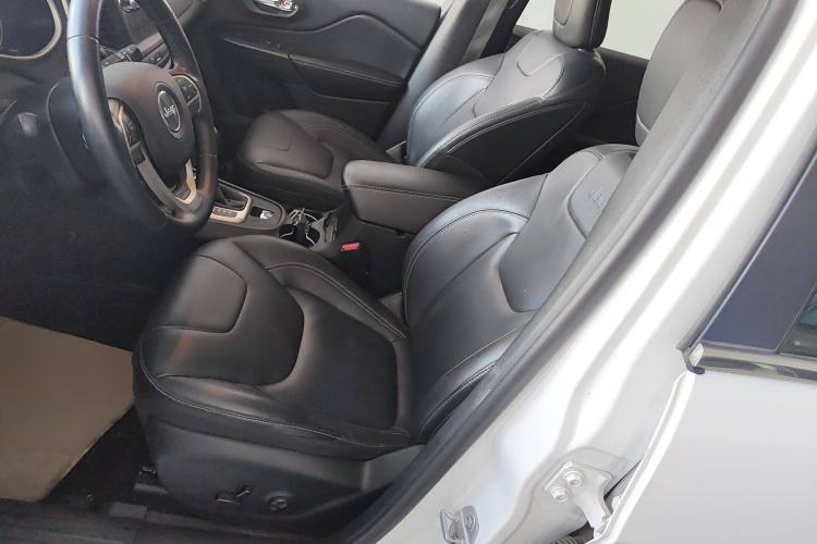 Used  Cherokee 2017 2.4L Professional Smart Edition
