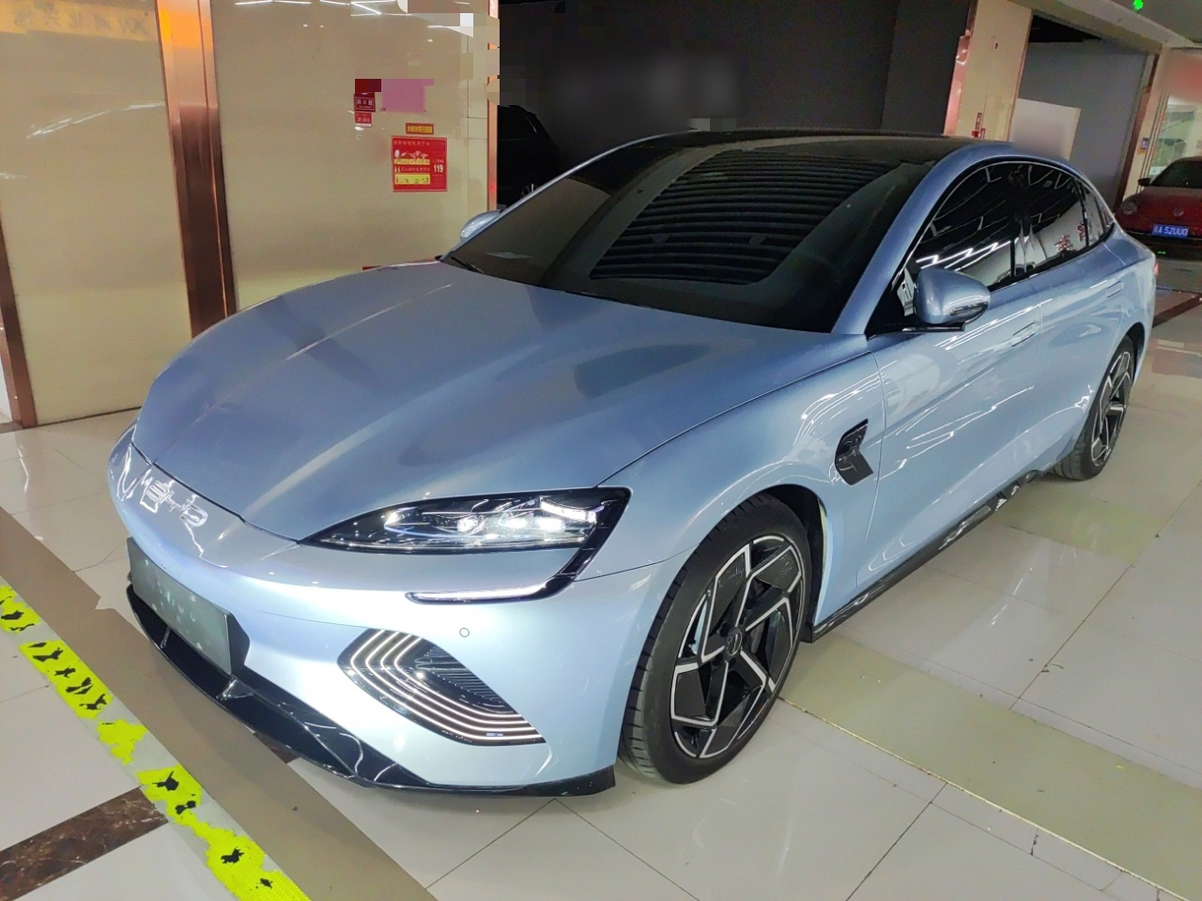 Под передней частью автомобиля