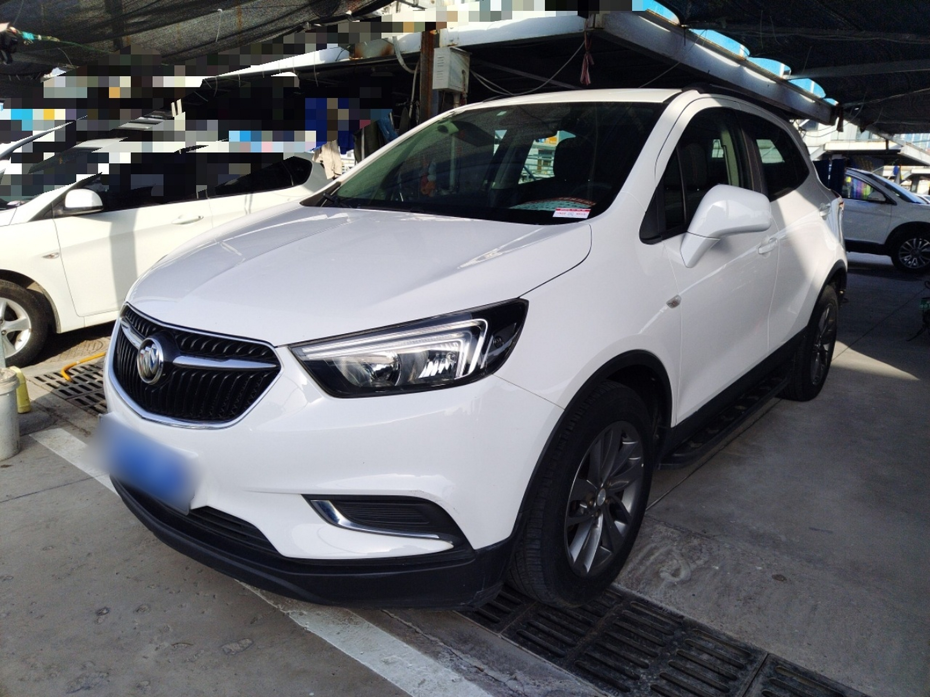 تحت مقدمة السيارة