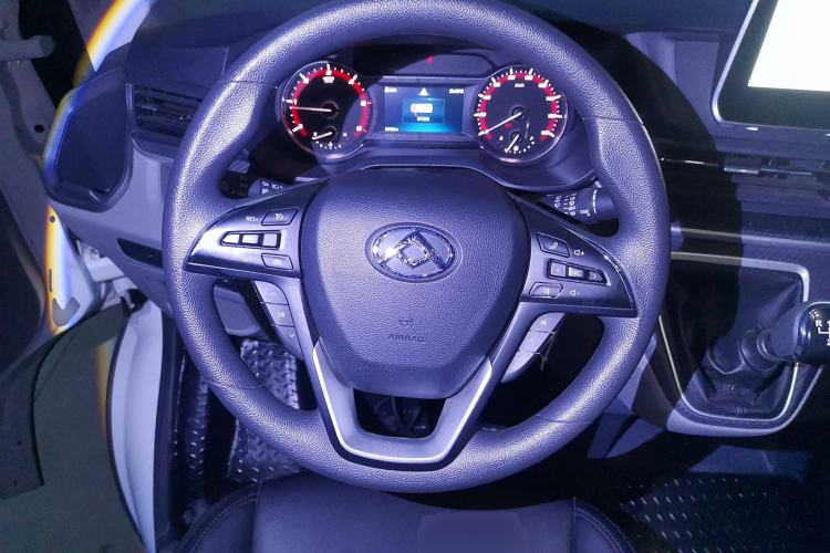 Used SAIC MAXUS Xintu V90 2022 2.0T Manual Zhiyun King Rear-Drive Long Wheelbase High-Roof with Single Rear Tire—6/7 Seats
