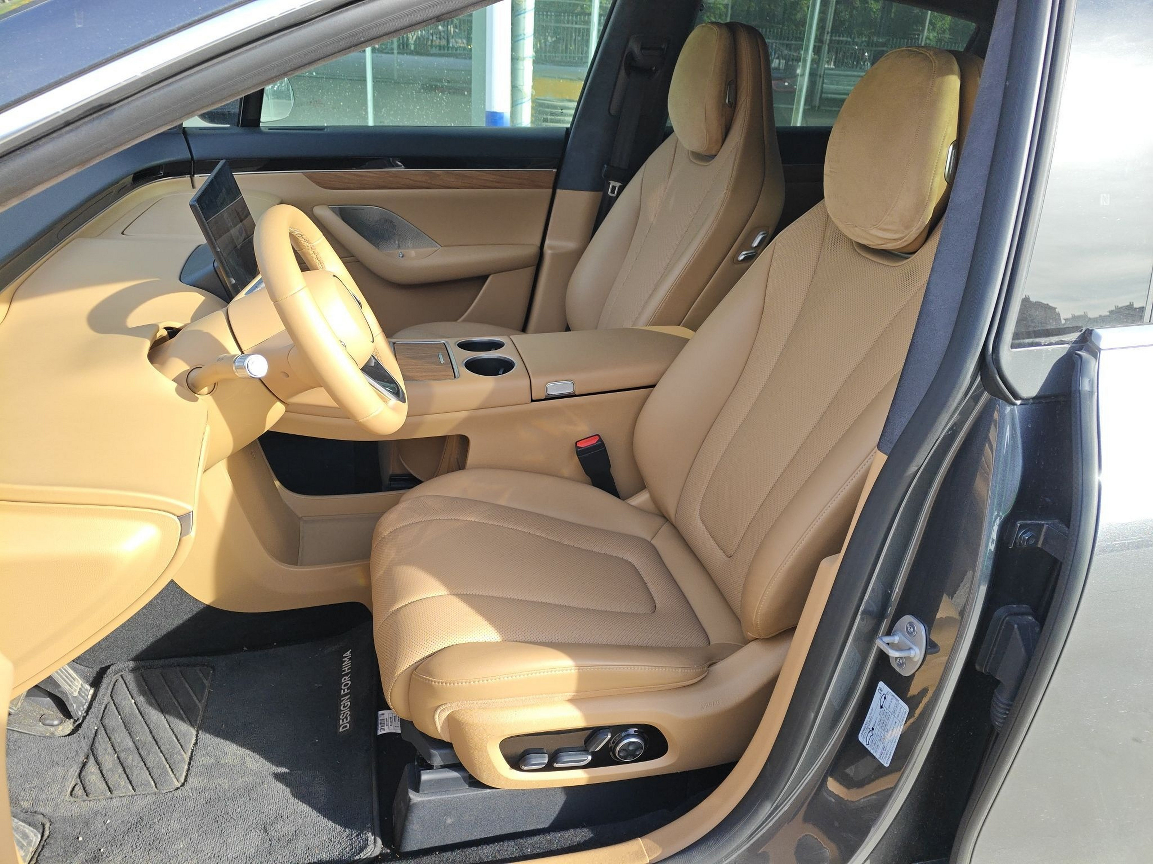 Переднее сиденье в автомобиле