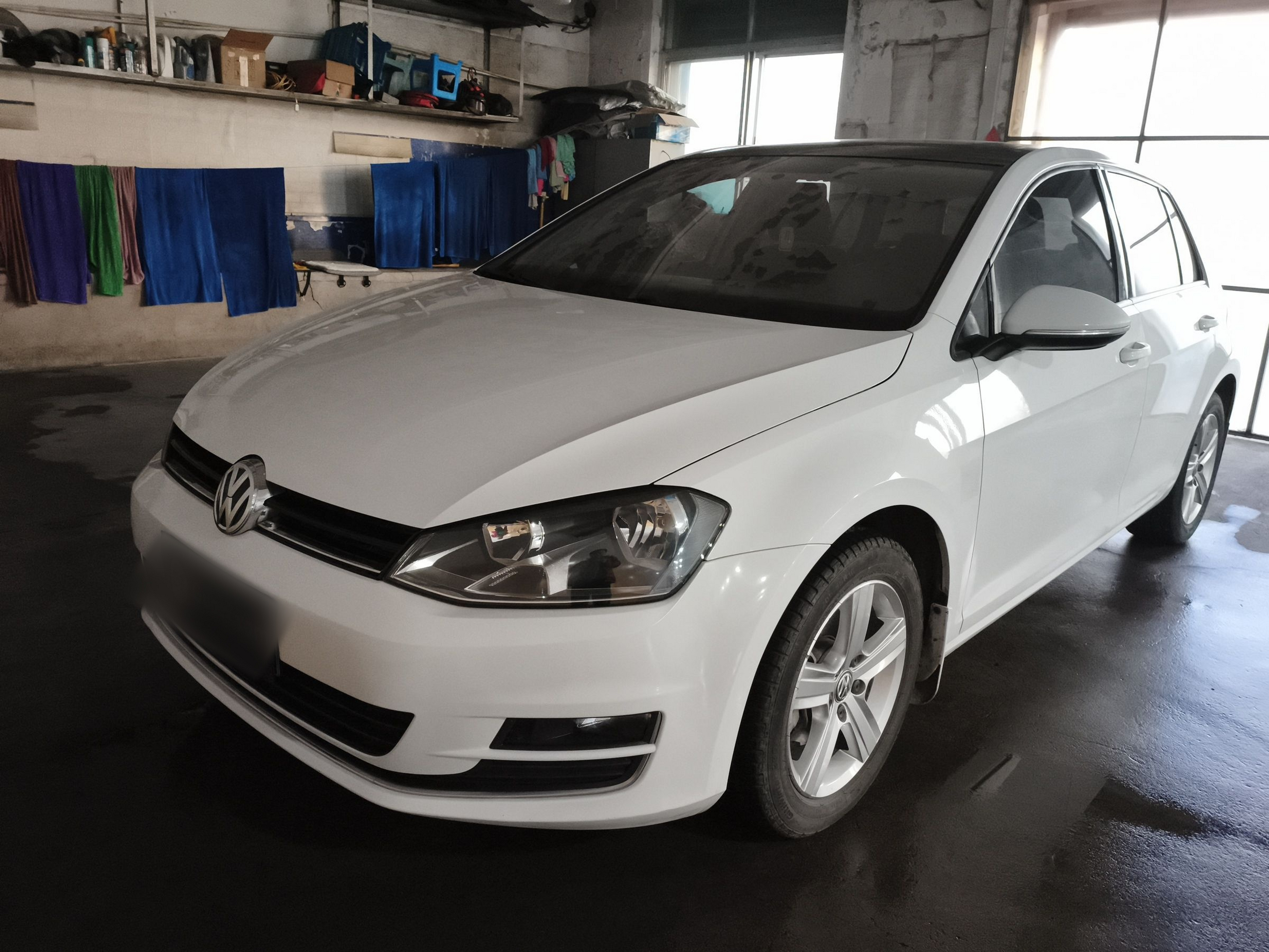 Под передней частью автомобиля