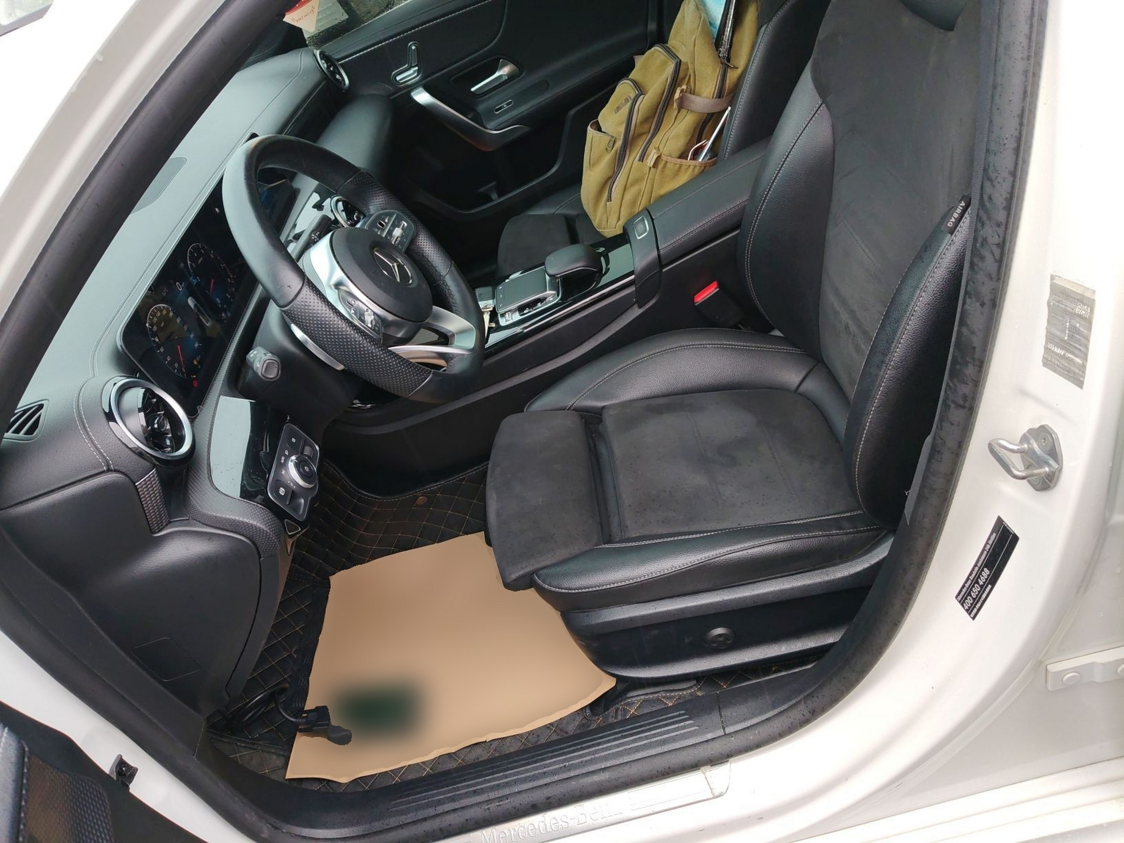 المقاعد الأمامية داخل السيارة