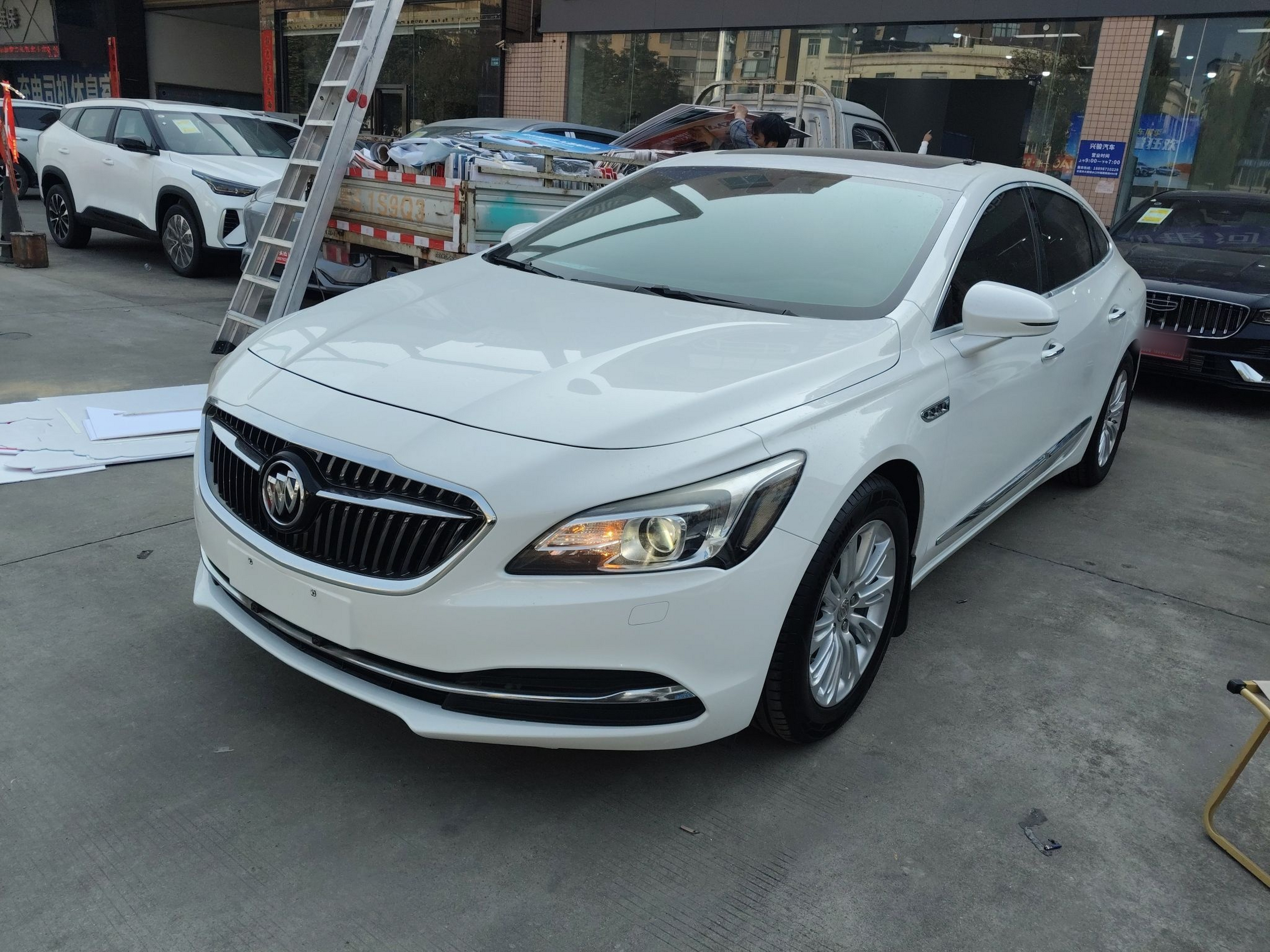 تحت مقدمة السيارة