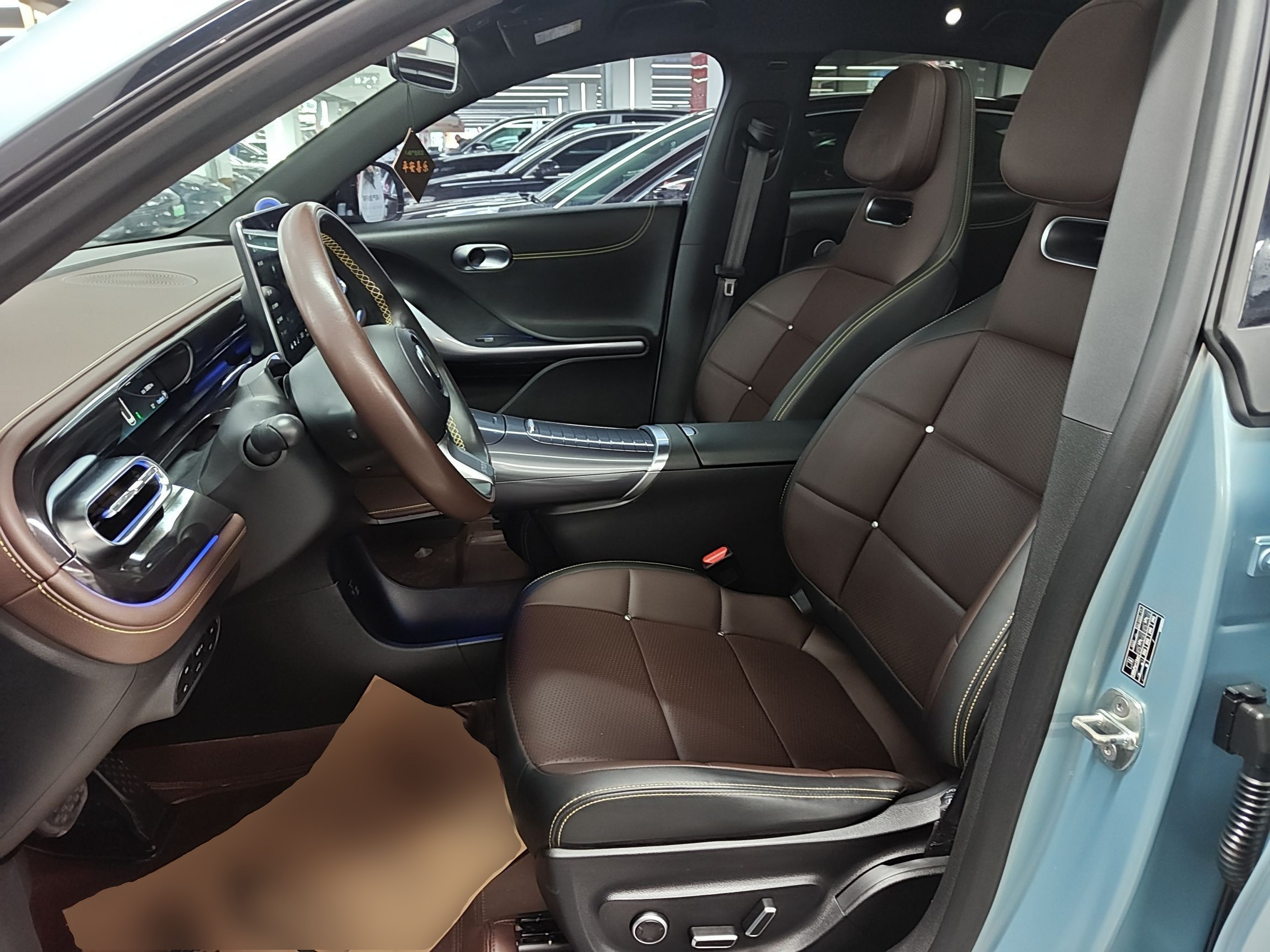 المقاعد الأمامية داخل السيارة