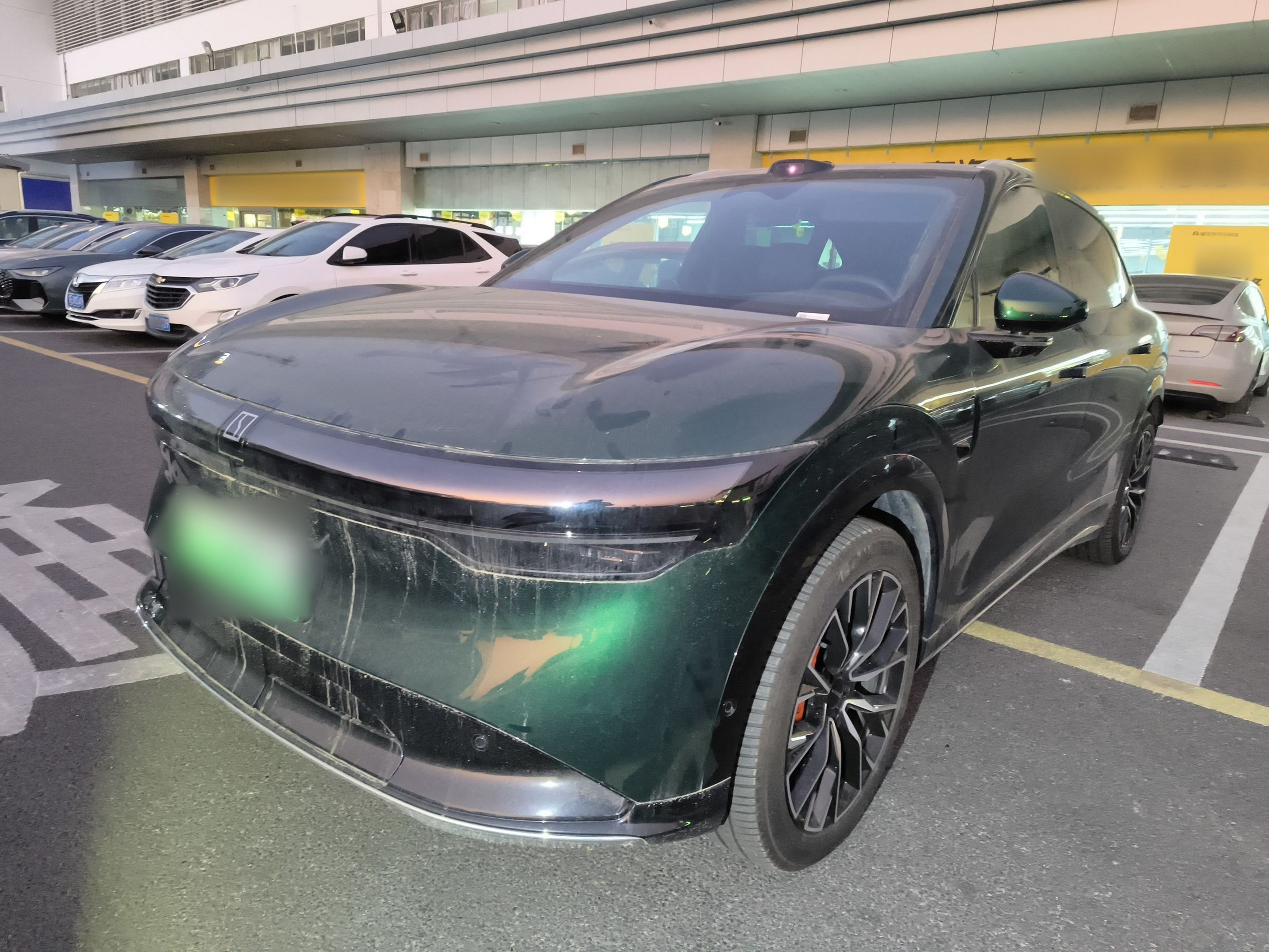 Под передней частью автомобиля