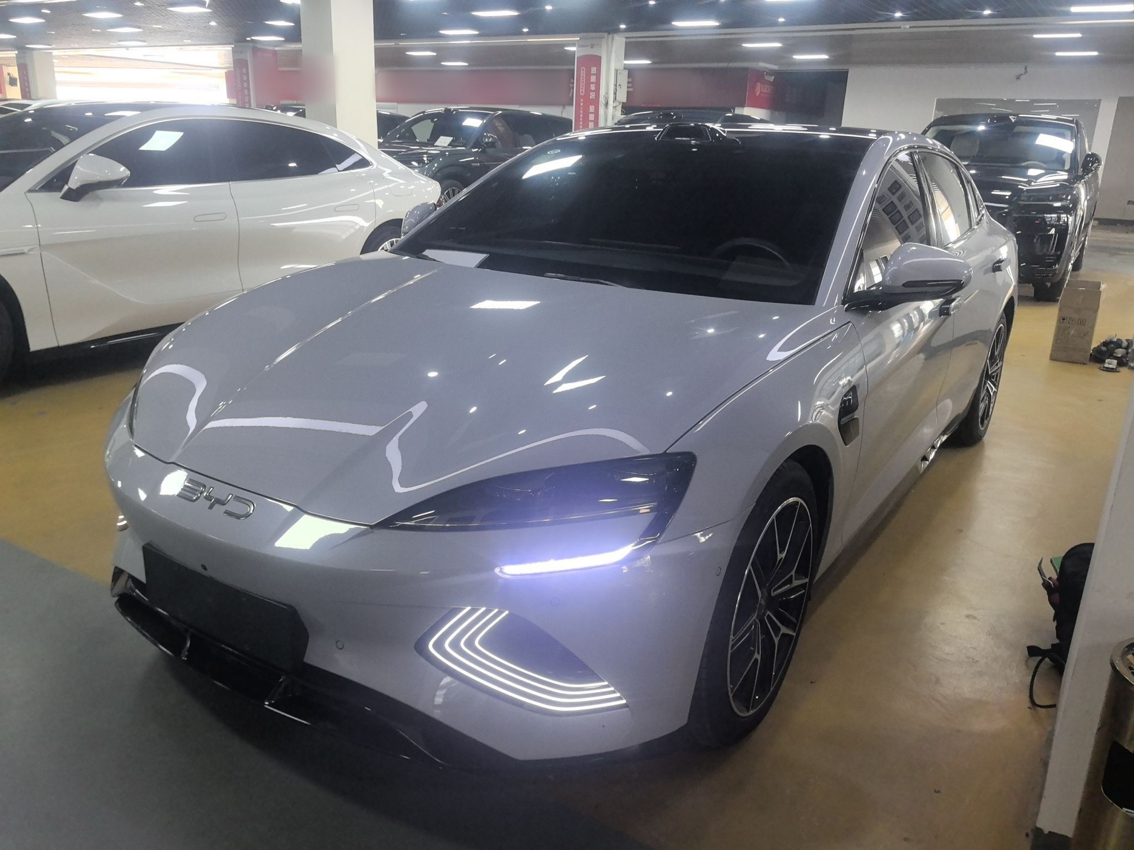 تحت مقدمة السيارة