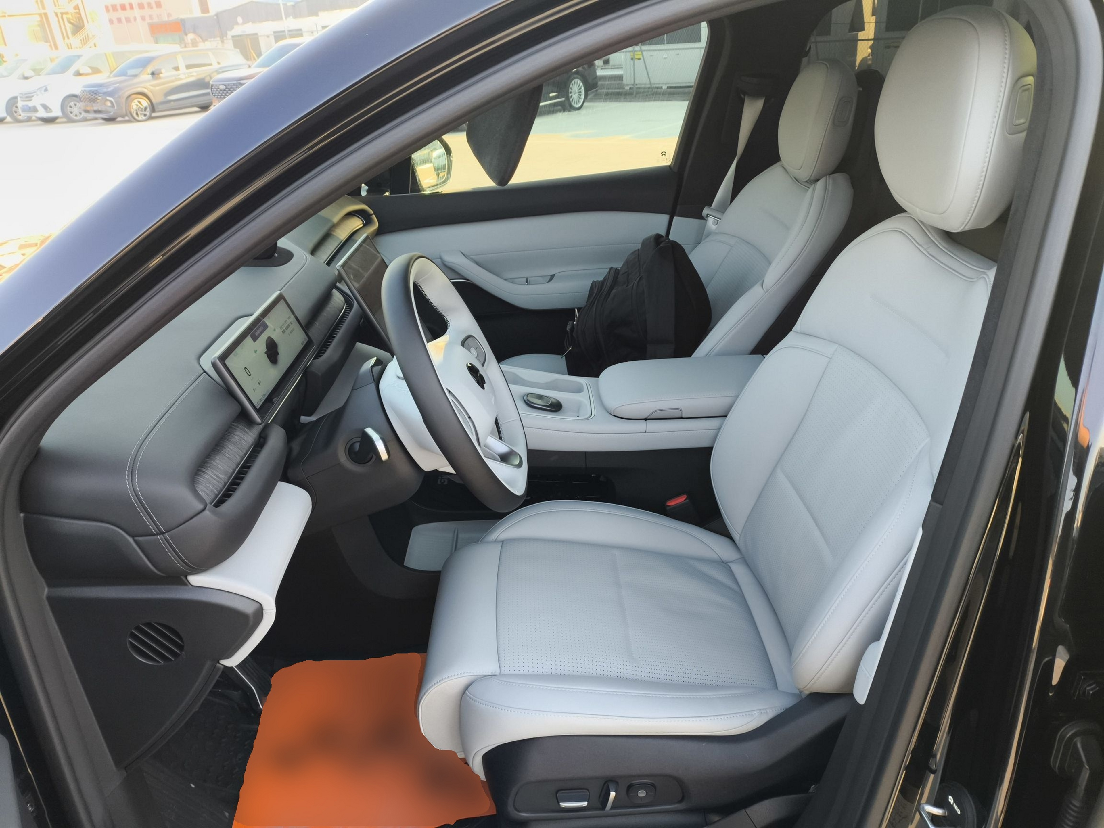 المقاعد الأمامية داخل السيارة