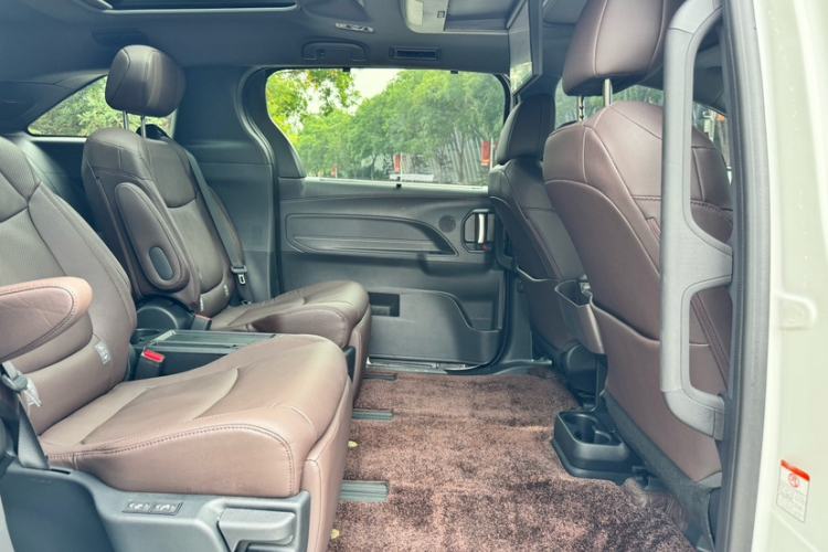 Used Toyota Granvia 2023 2.5L Hybrid Flagship VIP Edition
