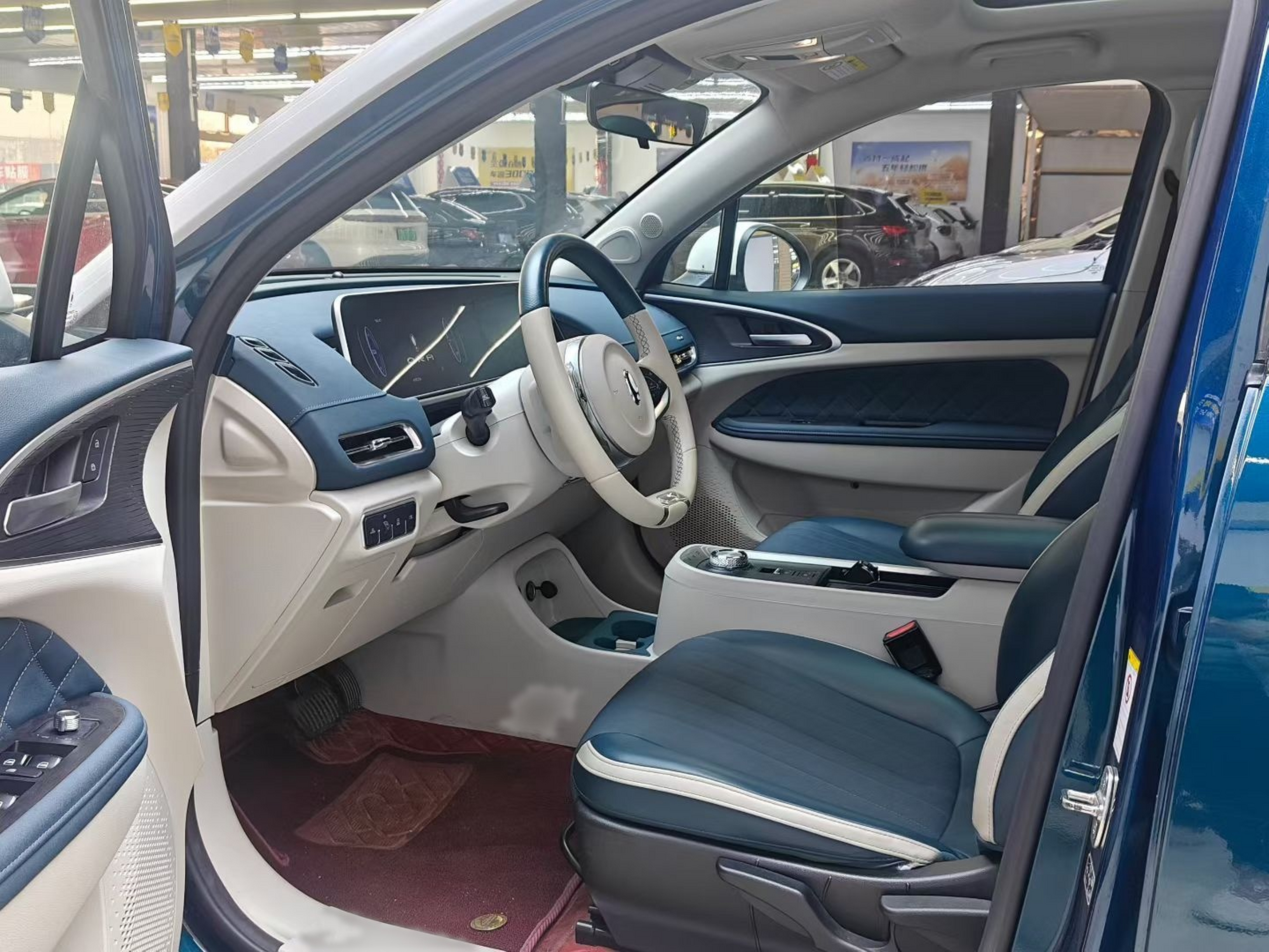 المقاعد الأمامية داخل السيارة