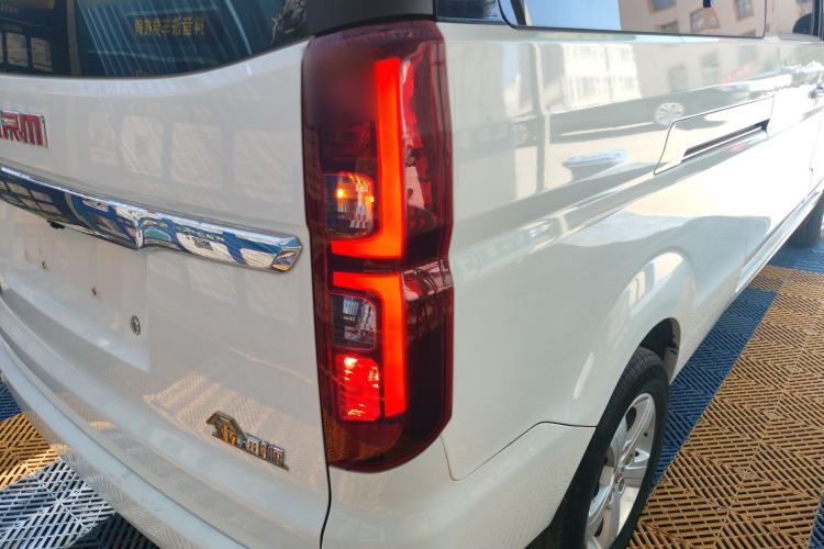 Used Jinbei Gold Hiace 2023 1.5L Passenger Van Travel Lion 9-Seater with Central Air Conditioning