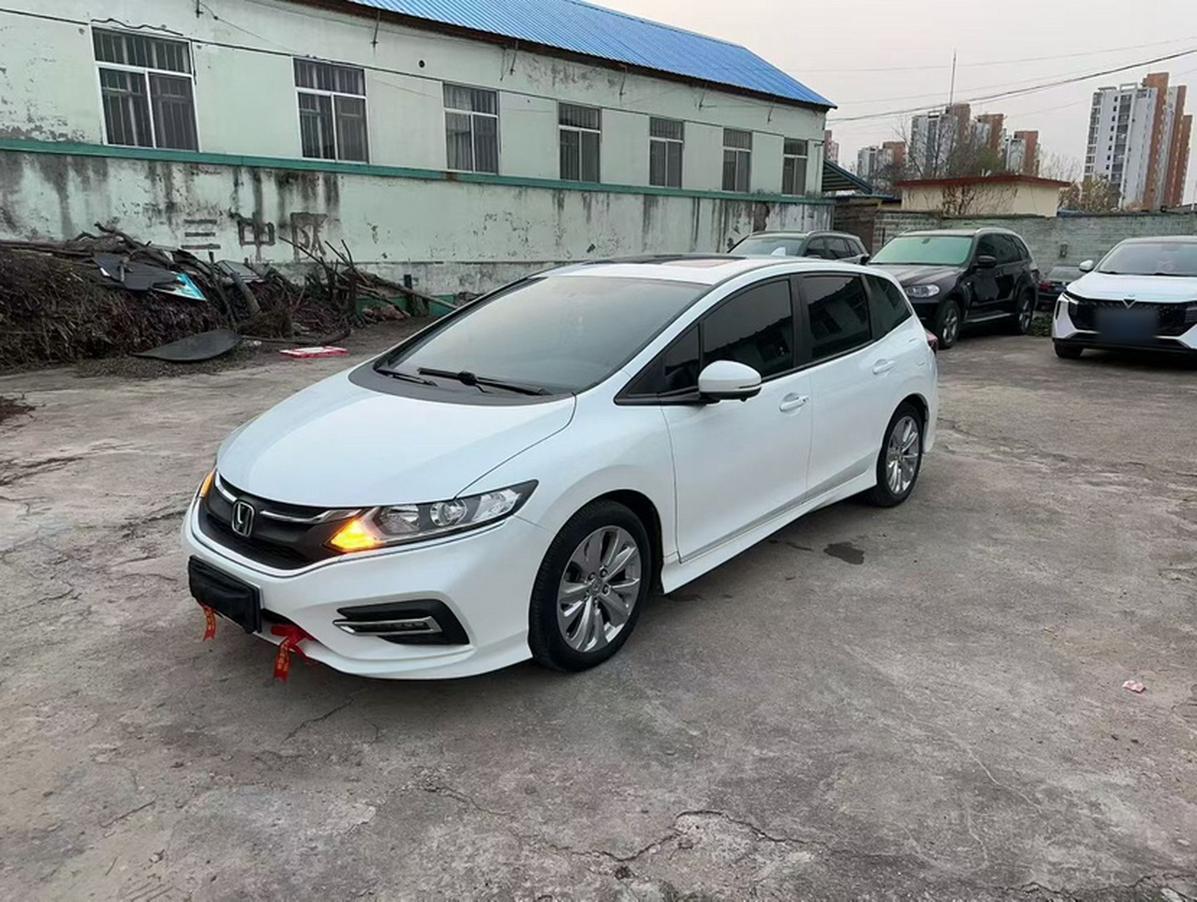 Под передней частью автомобиля