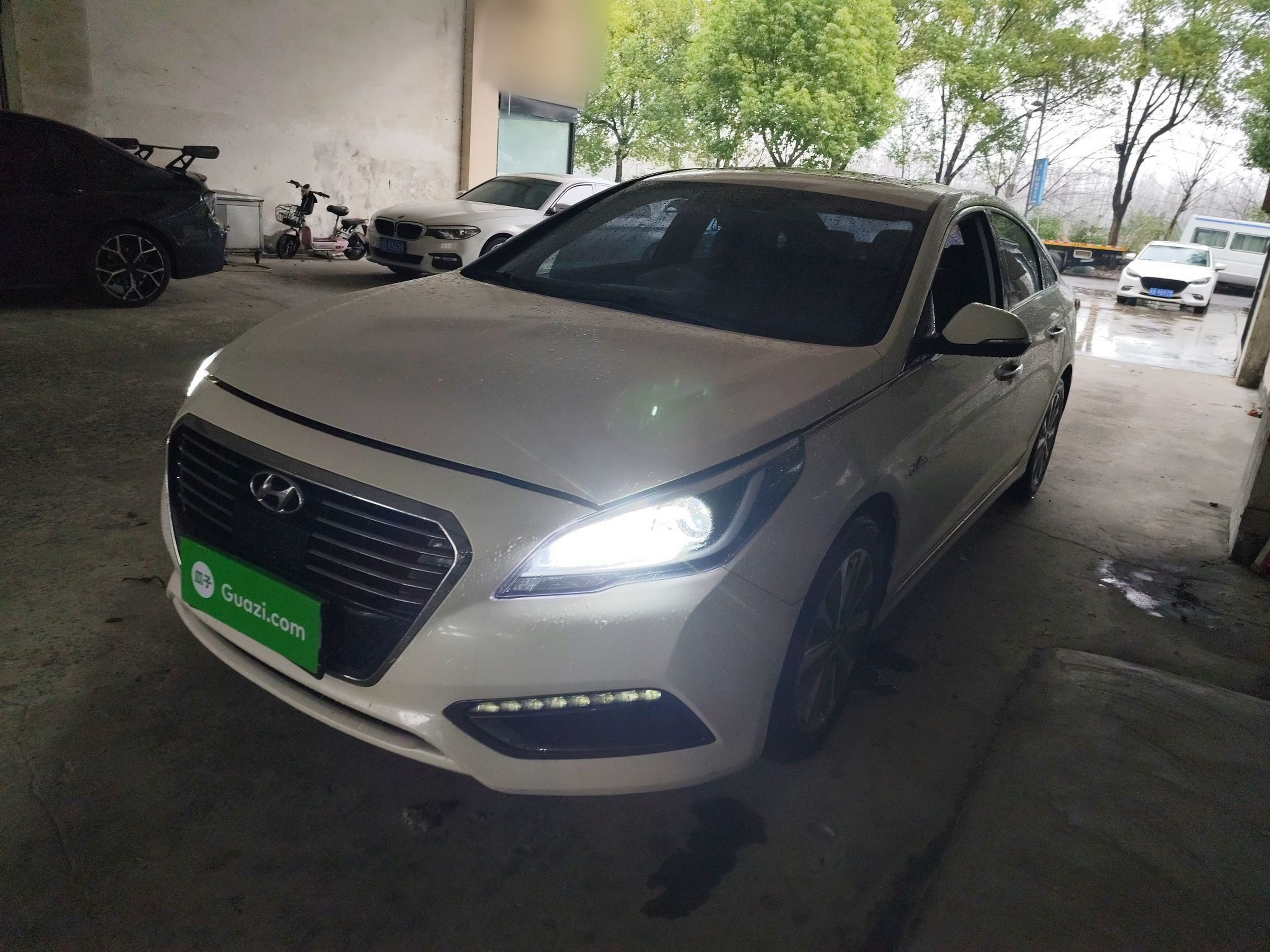 Под передней частью автомобиля