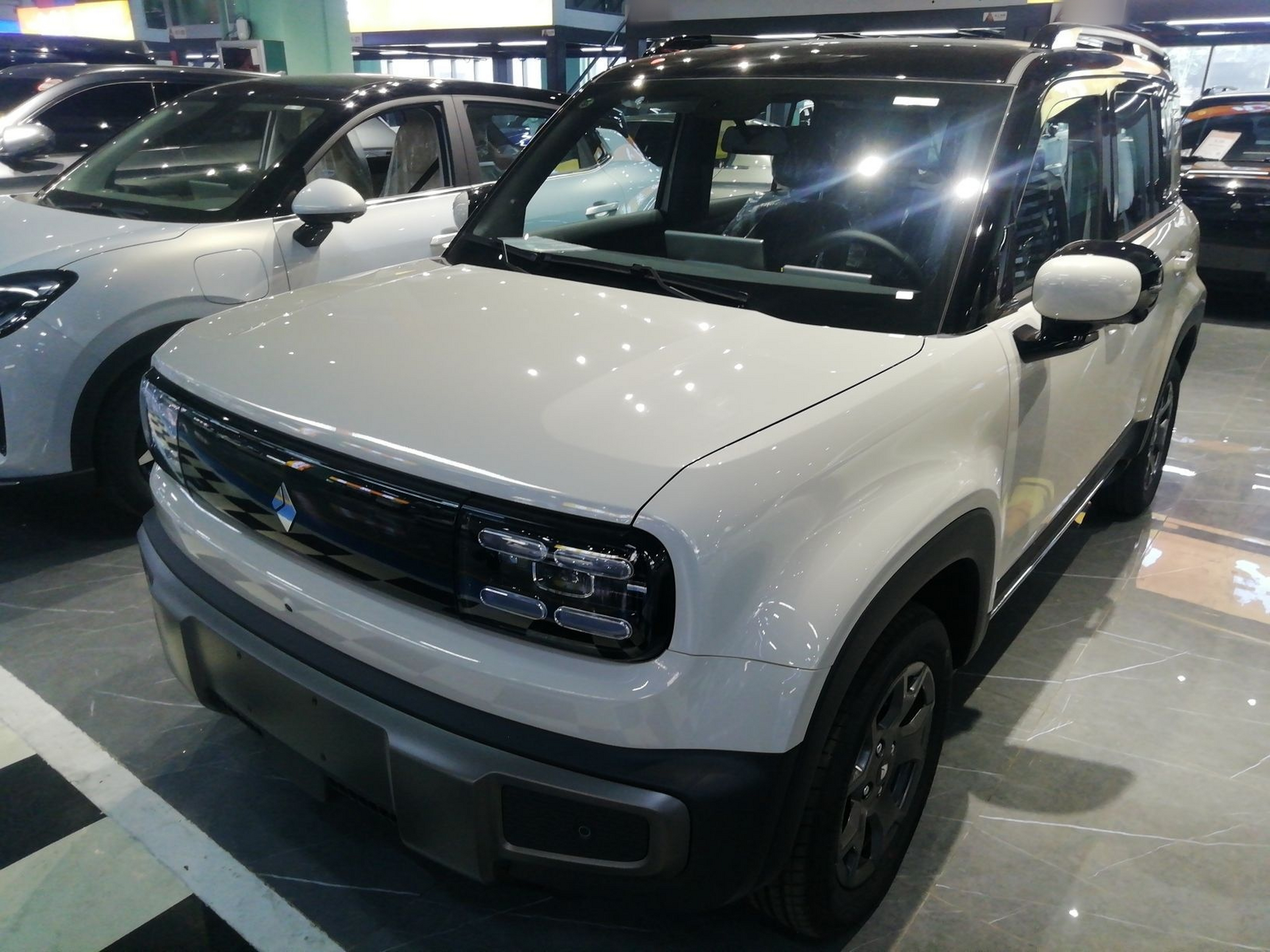 تحت مقدمة السيارة