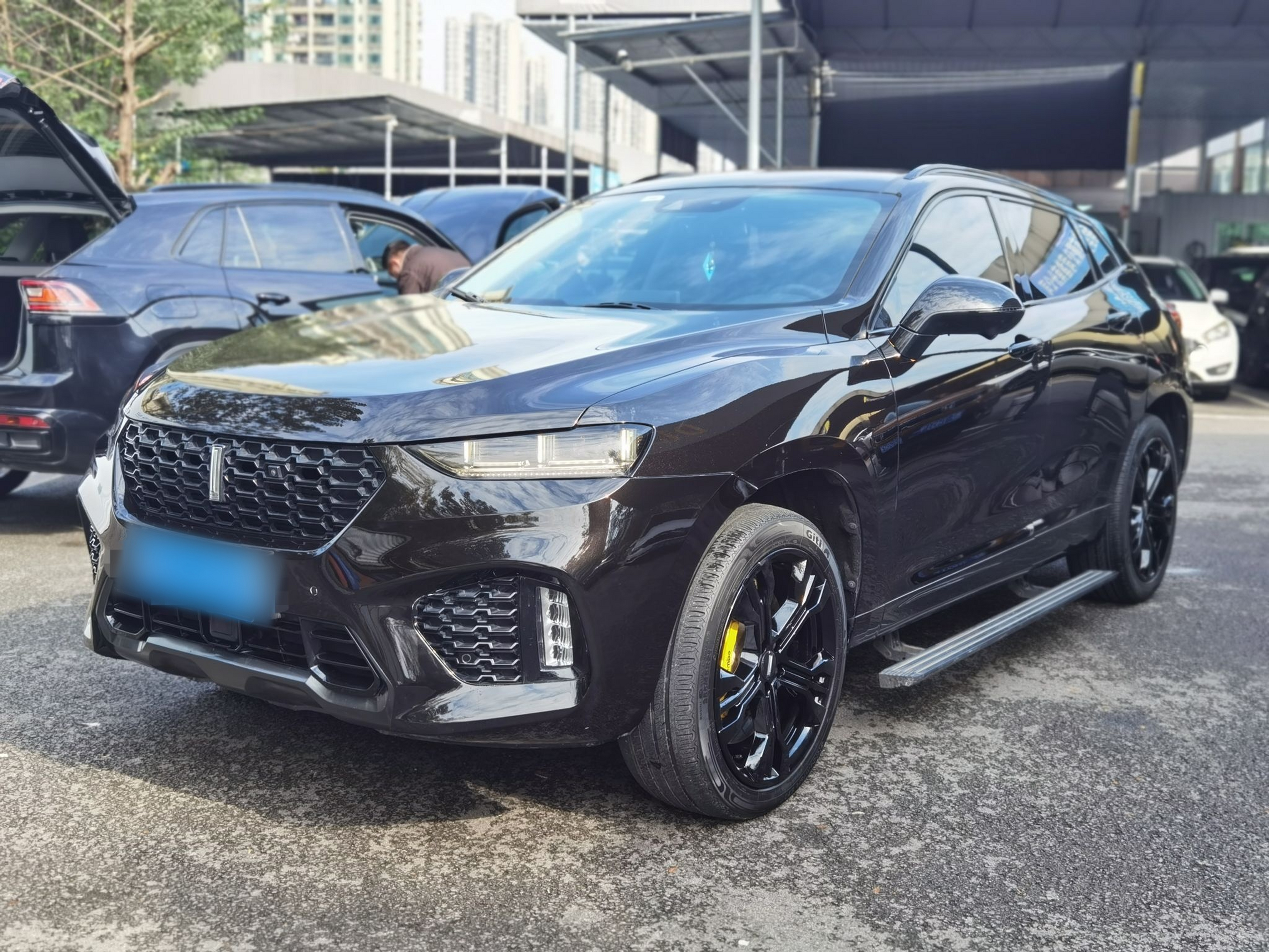 تحت مقدمة السيارة