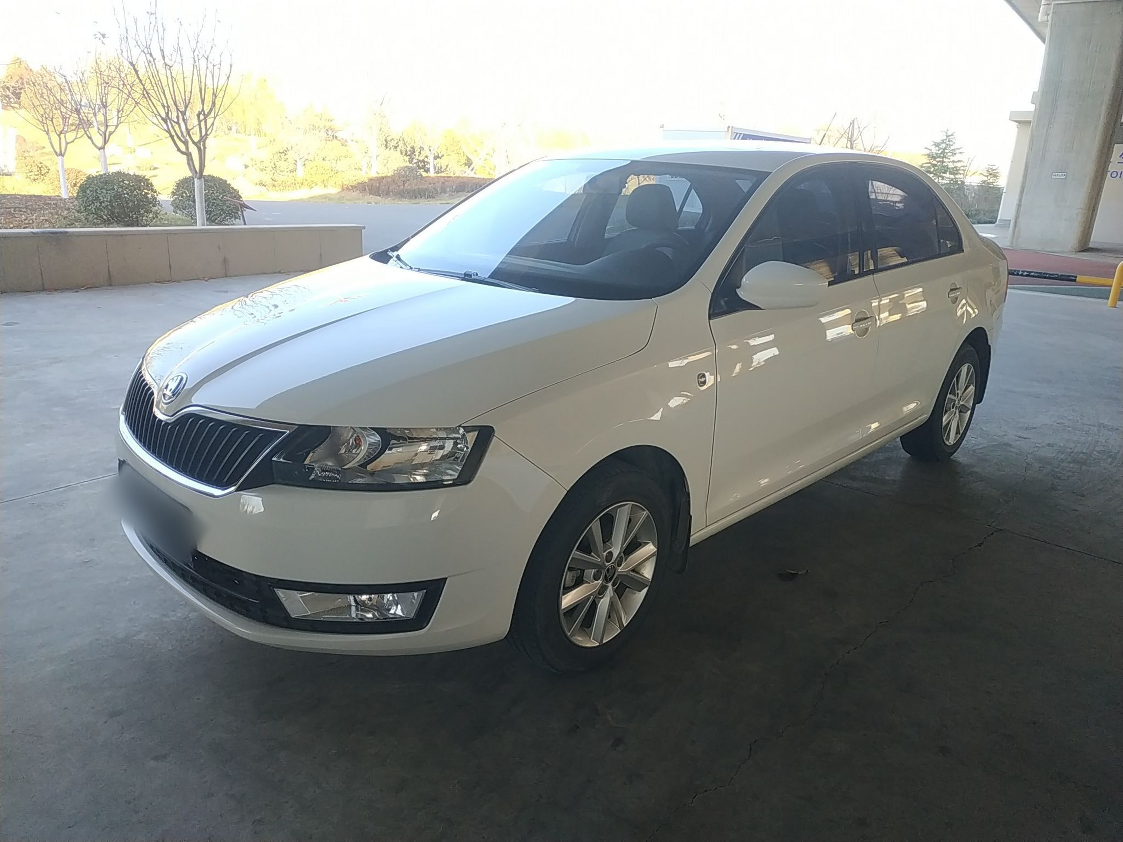 Под передней частью автомобиля