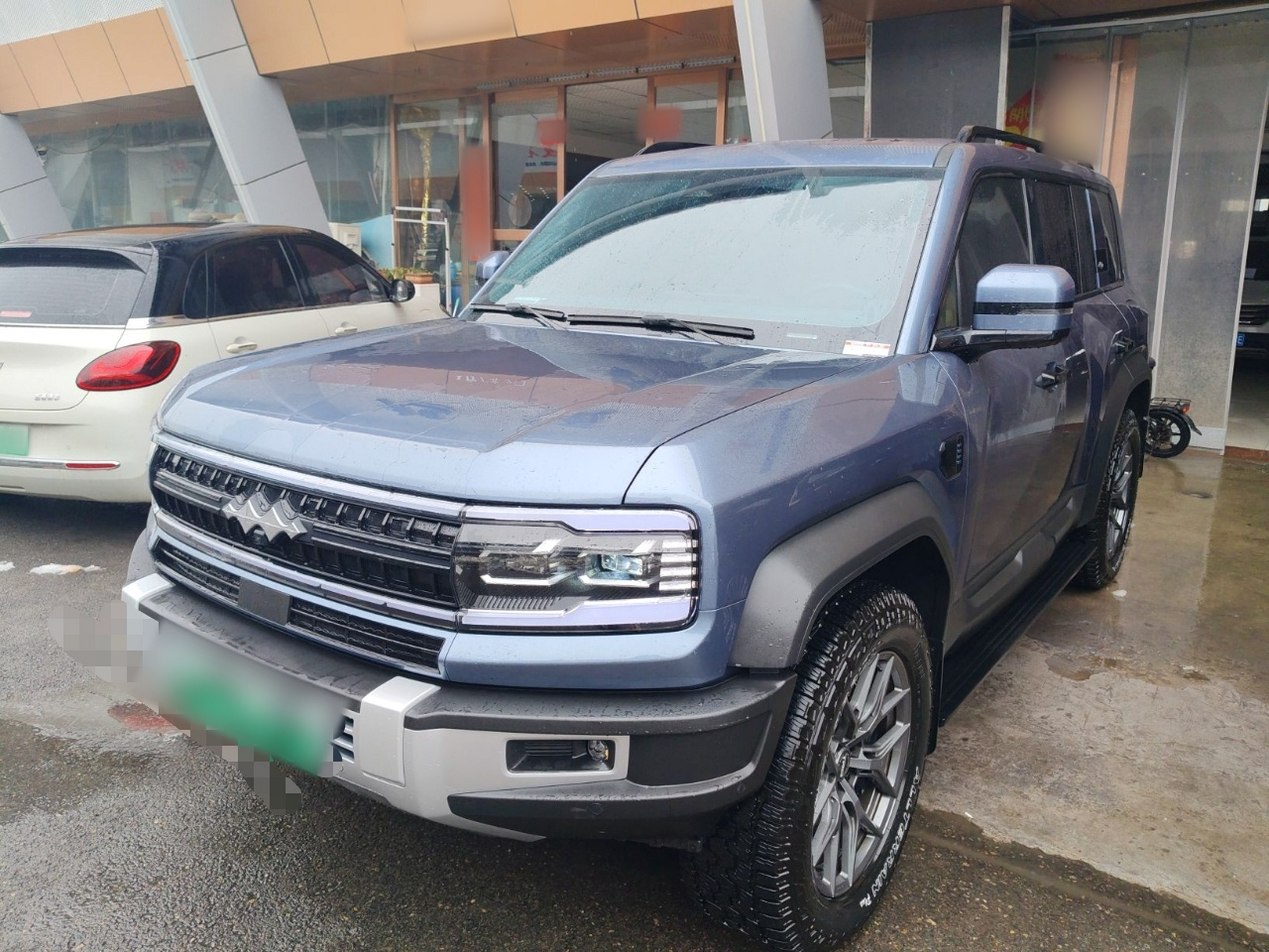 Под передней частью автомобиля