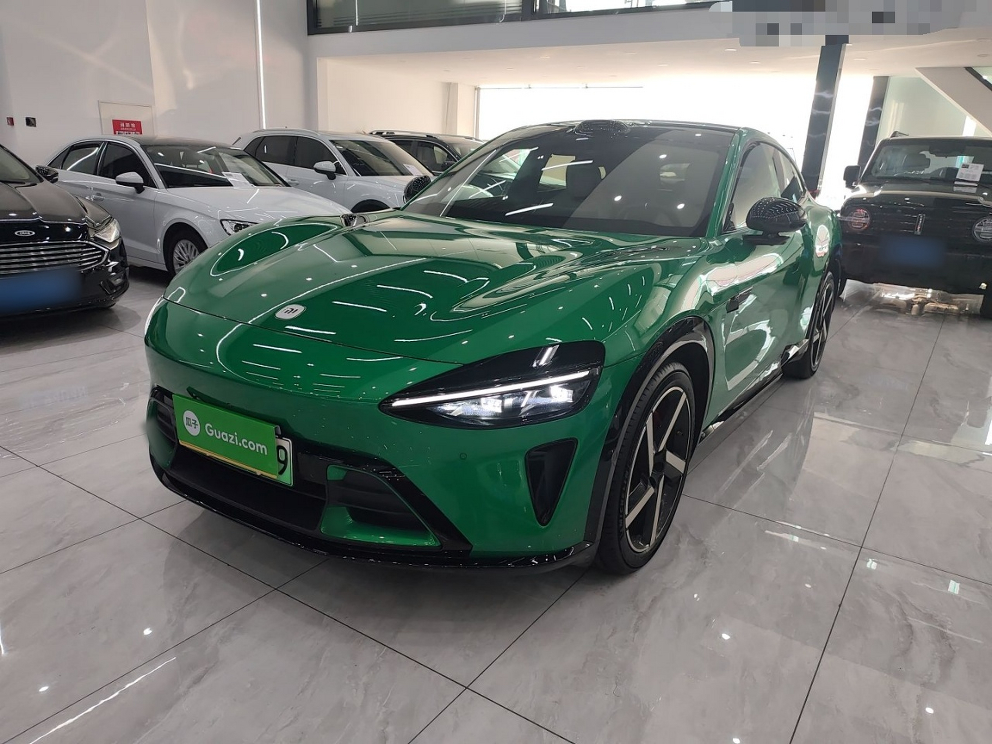 تحت مقدمة السيارة