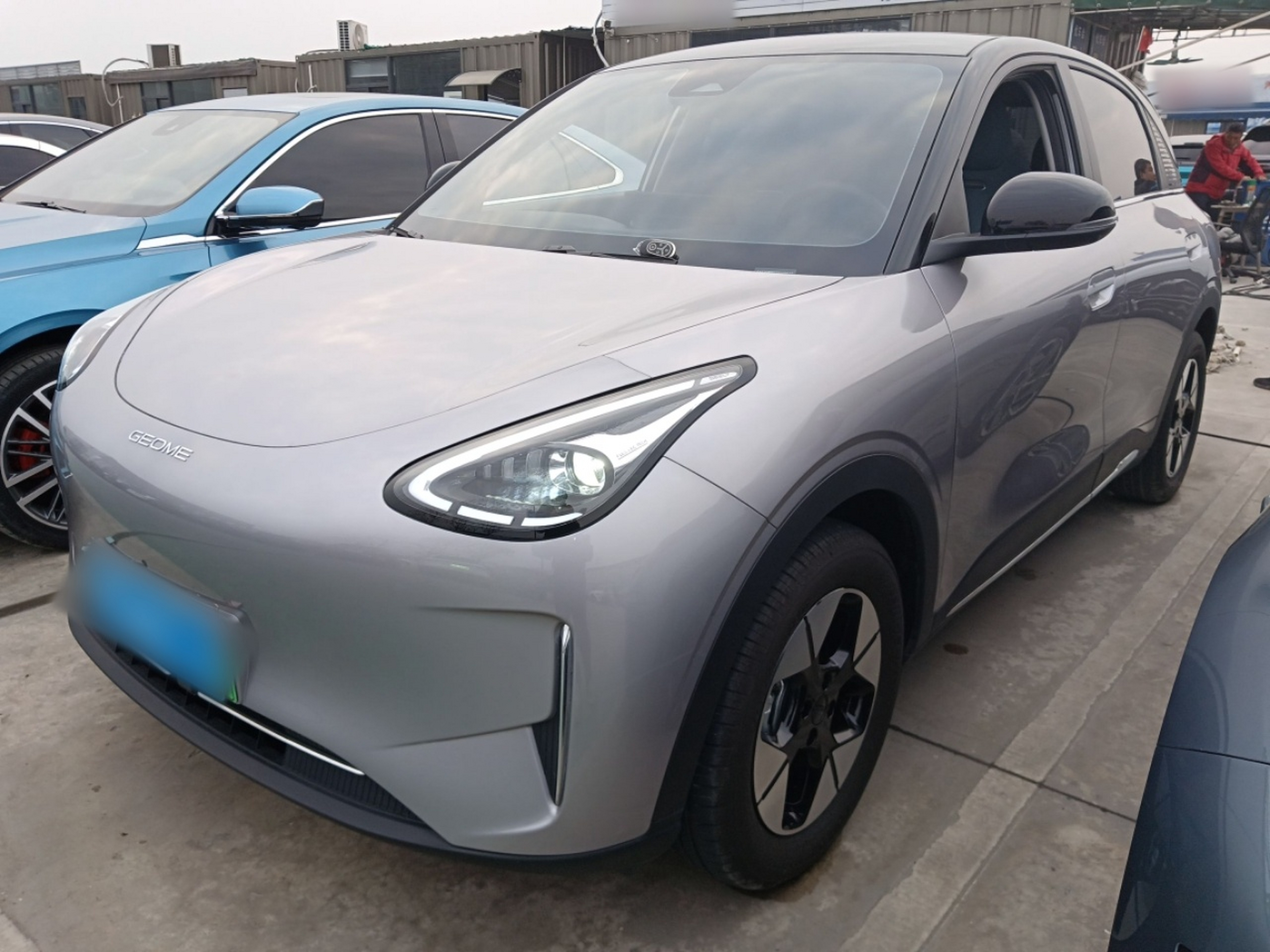 Под передней частью автомобиля