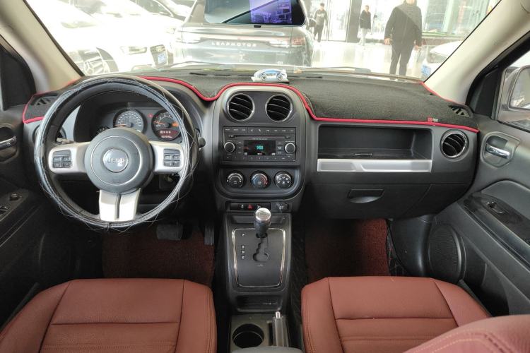 Used  Compass 2015 2.0L two-wheel drive sport version