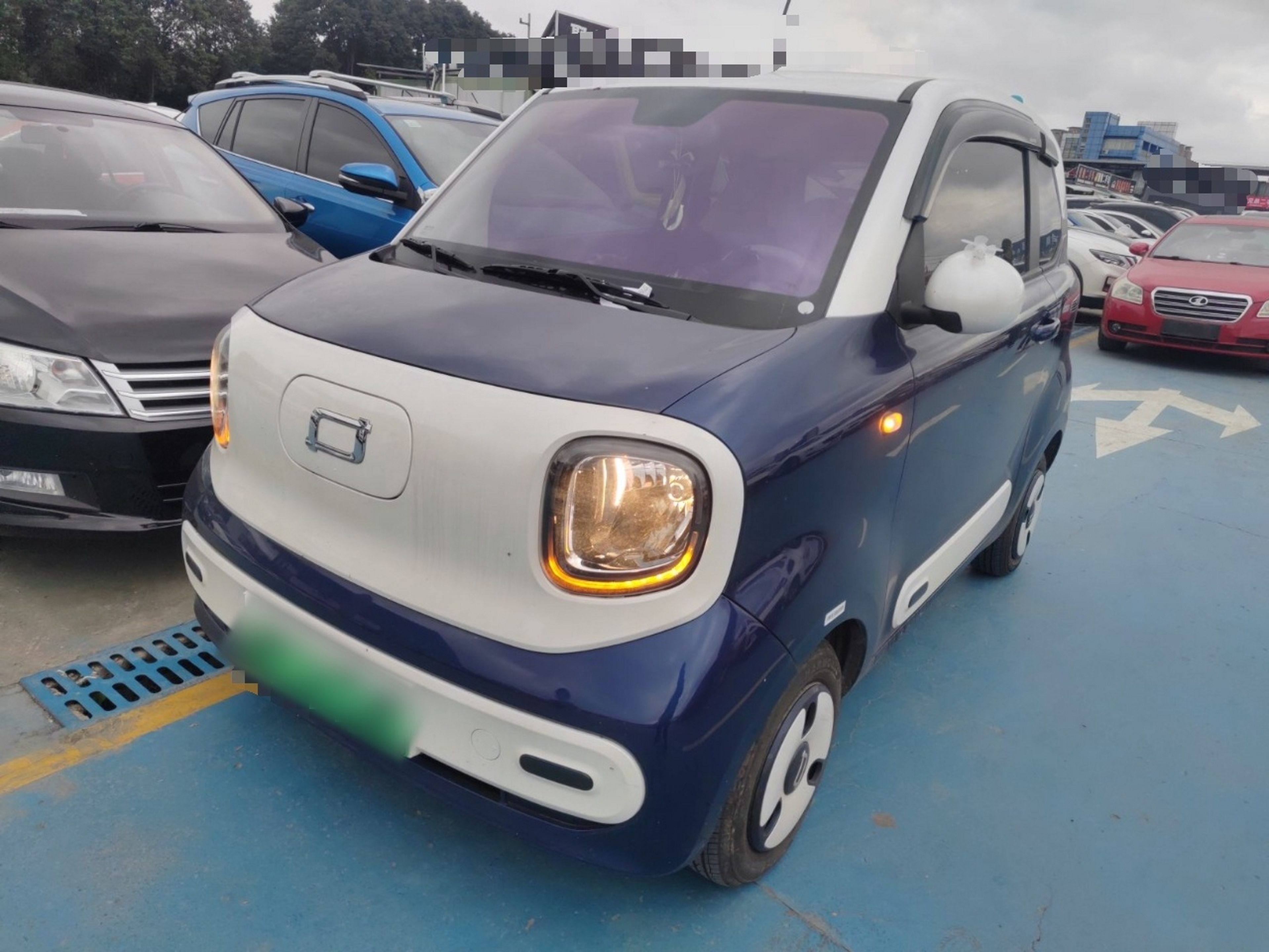 تحت مقدمة السيارة