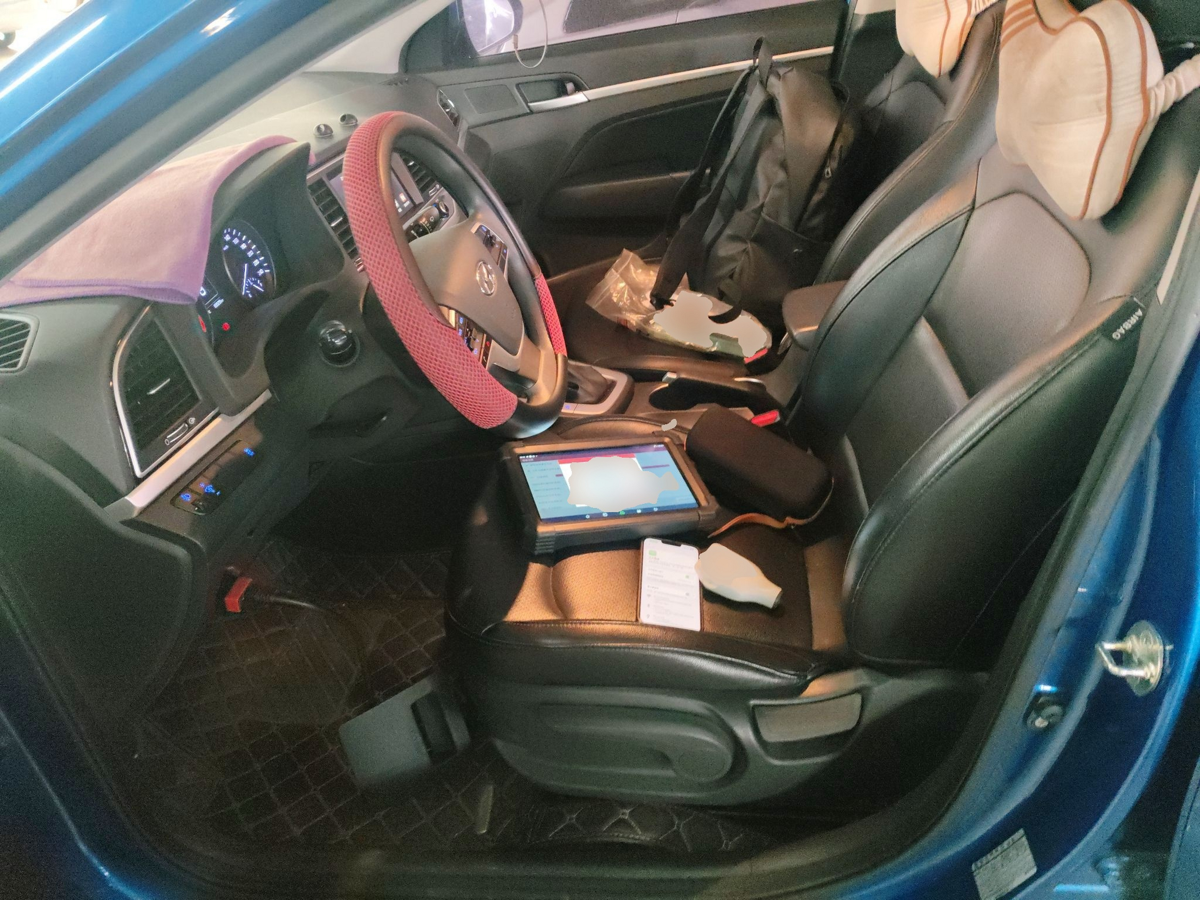 المقاعد الأمامية داخل السيارة