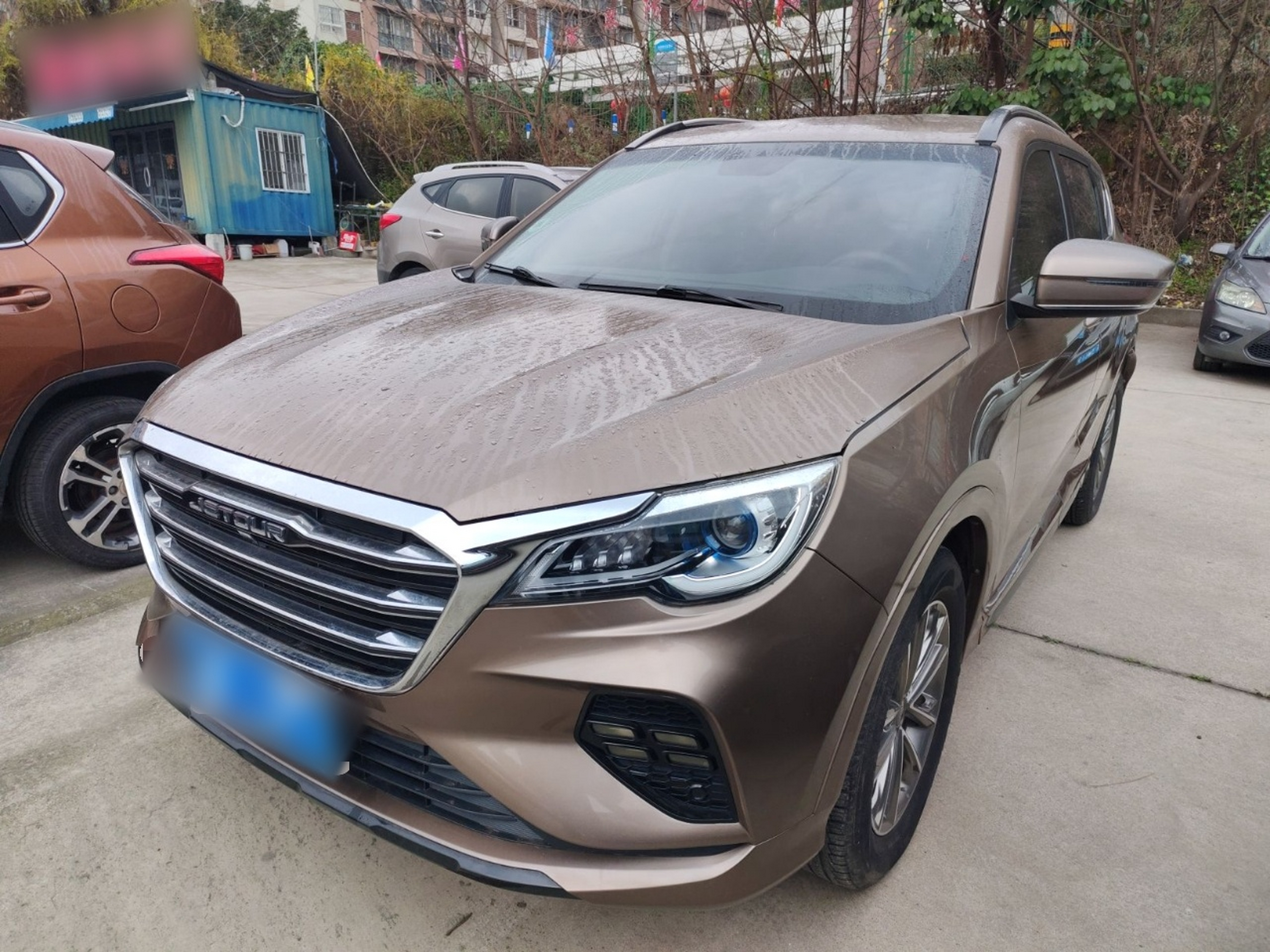 Под передней частью автомобиля