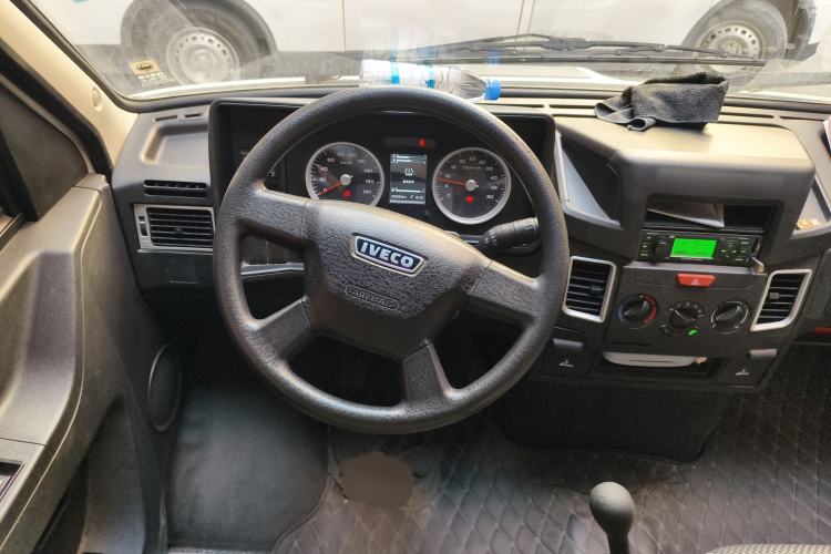 Used Iveco Daily 2021 2.5T A35 M1 Passenger Van 5-9 Seater Short Wheelbase Mid-Roof Design Dual Tires Side Sliding Door
