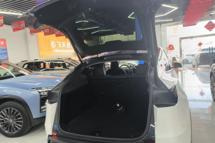 Used Tesla Model Y 2025 Long-Range All-Wheel-Drive Version
